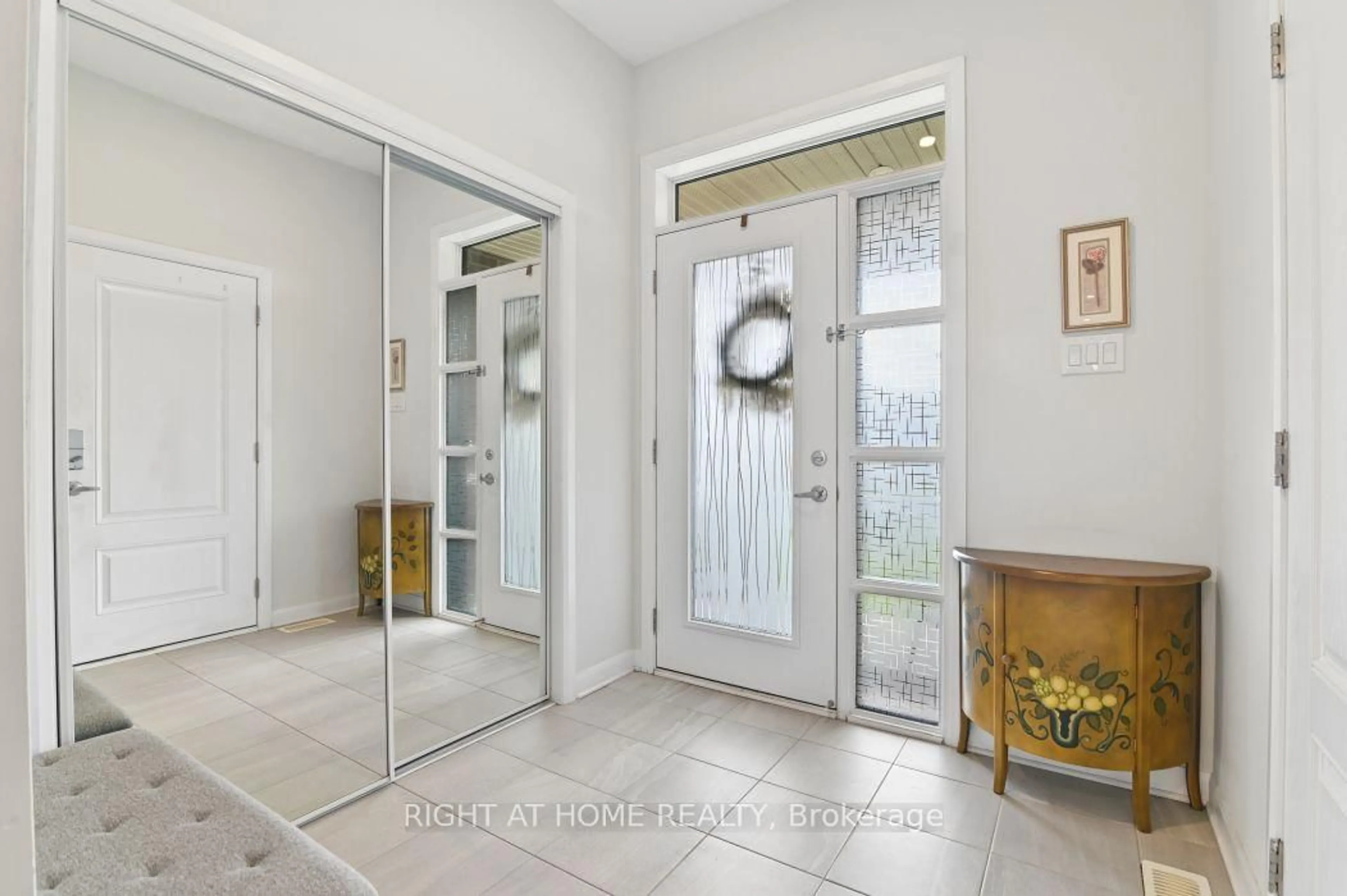 Indoor entryway for 512 Prominence Way, Orleans Ontario K4A 5L3