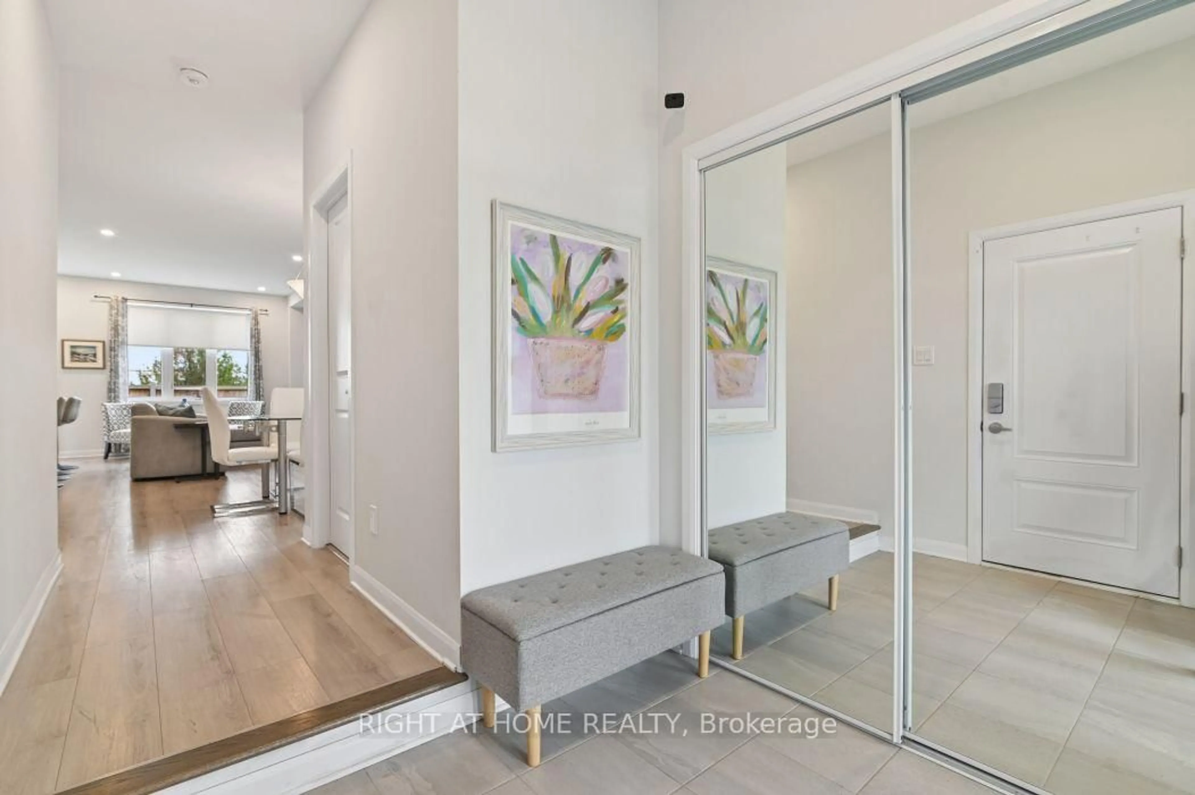 Indoor entryway for 512 Prominence Way, Orleans Ontario K4A 5L3
