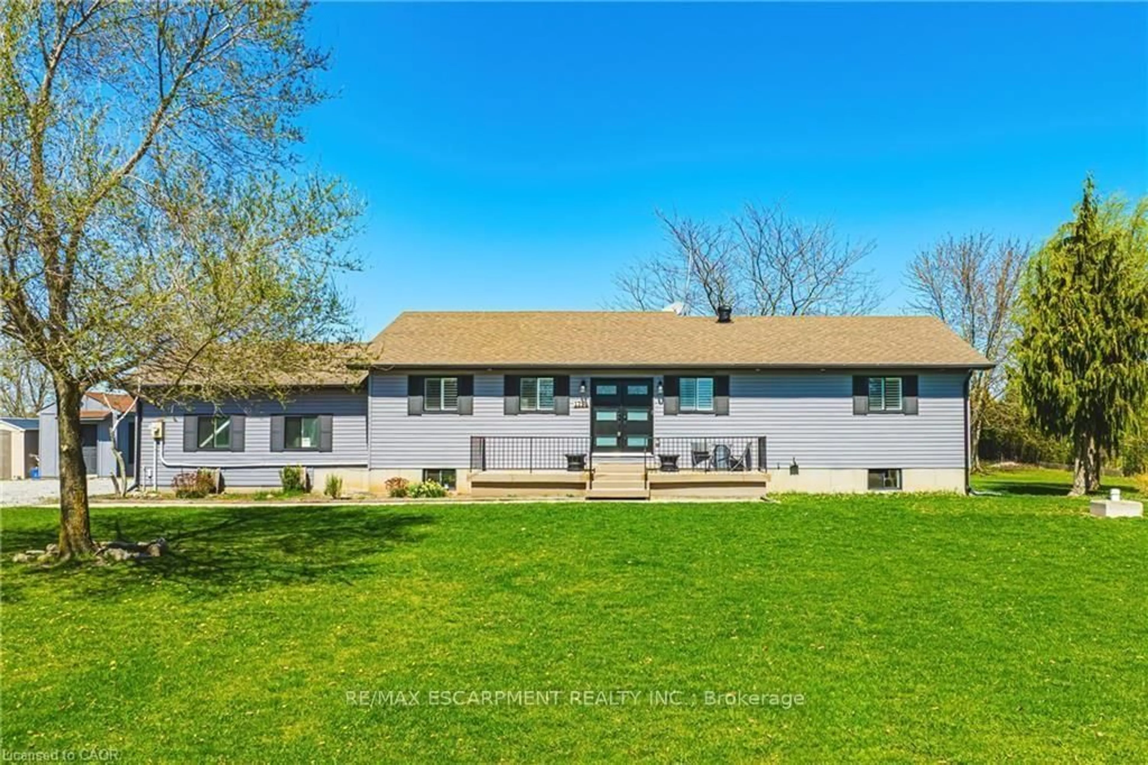 Home with vinyl exterior material, unknown for 1796 Penny Lane, West Lincoln Ontario L0R 1E0