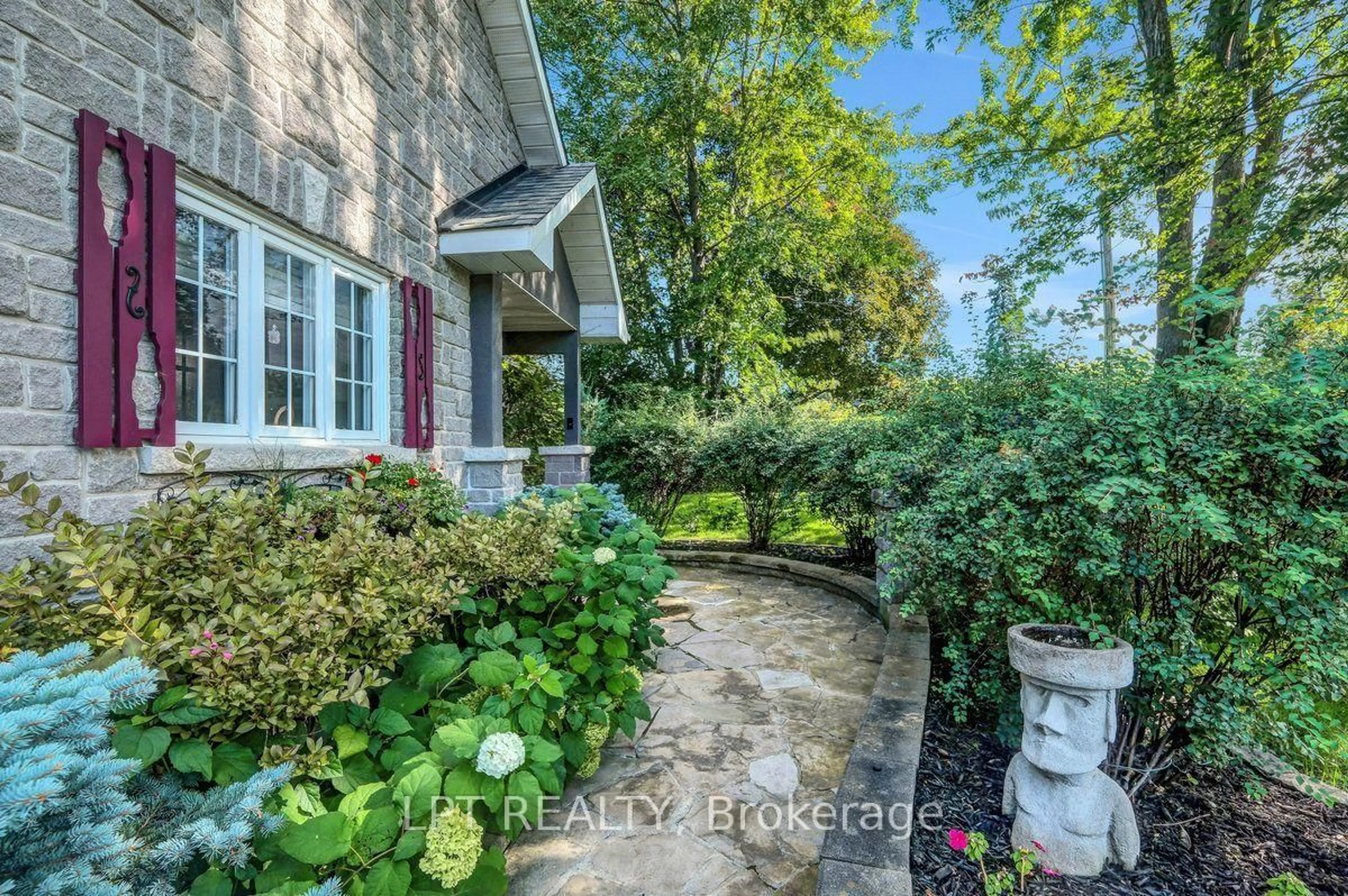 Indoor entryway for 5791 Kelly Marie Dr, Manotick Ontario K4M 1B3