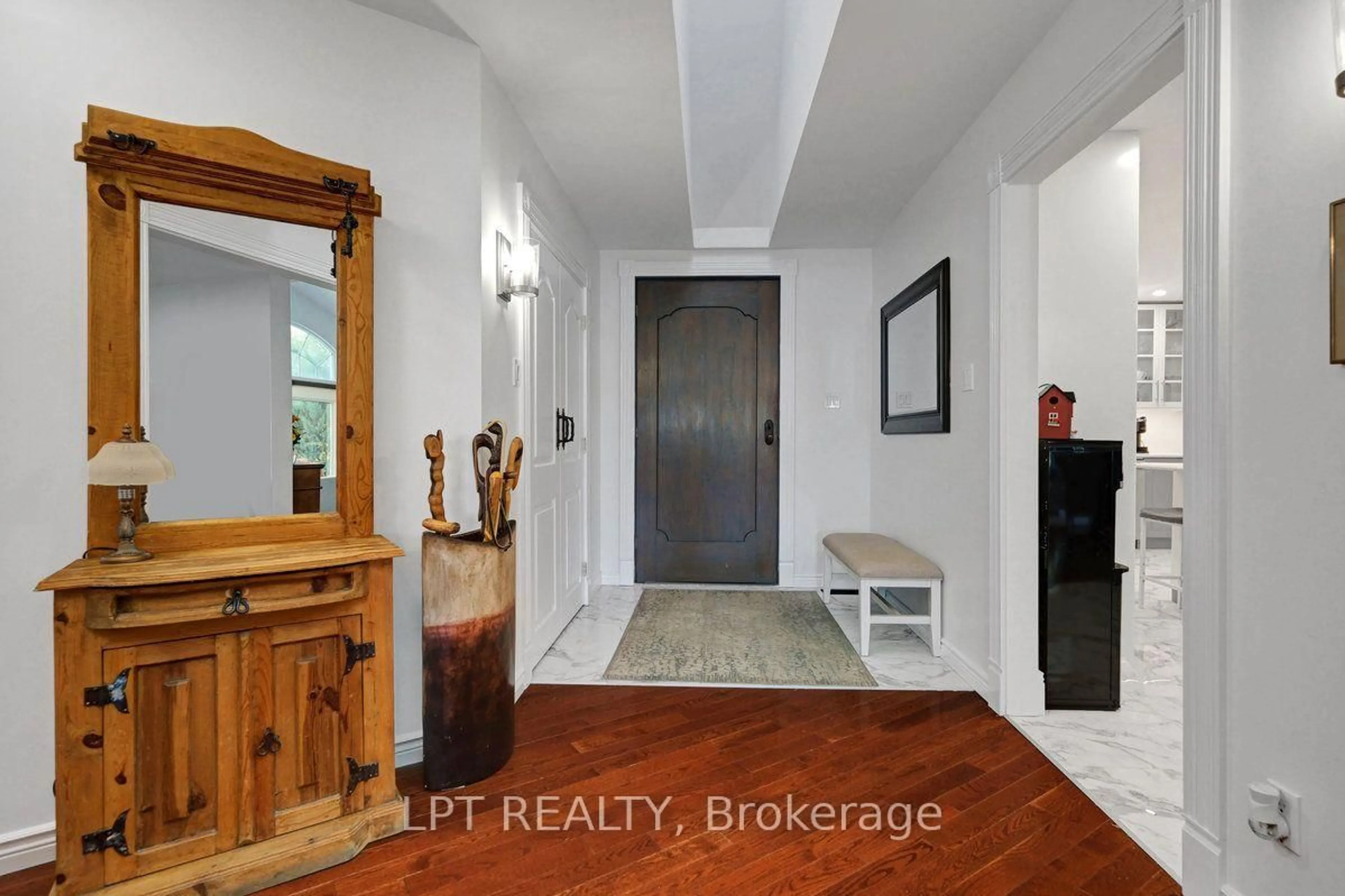 Indoor entryway for 5791 Kelly Marie Dr, Manotick Ontario K4M 1B3