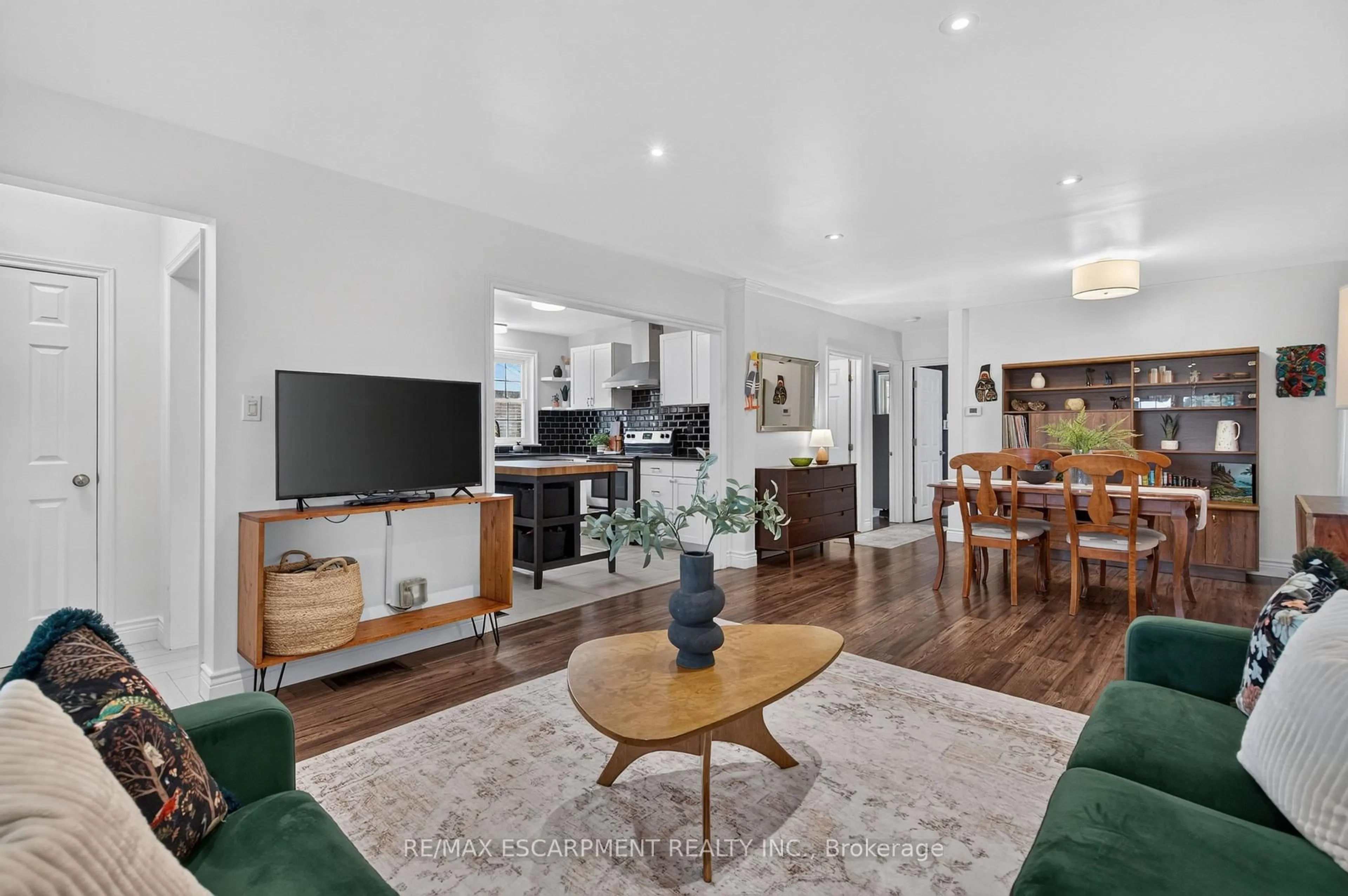 Living room with furniture, unknown for 24 Castlefield Dr, Hamilton Ontario L8T 3R2