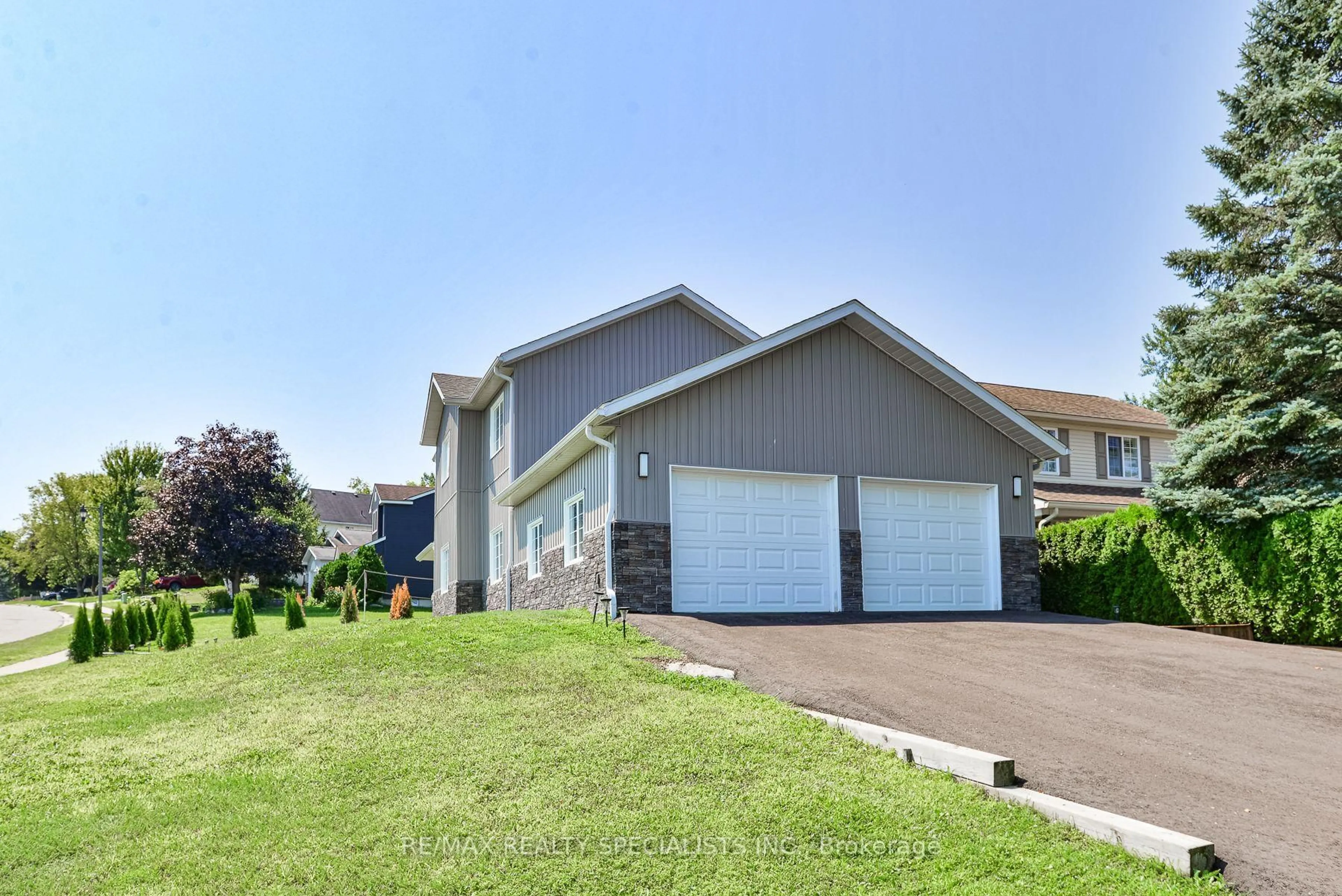 Home with vinyl exterior material, unknown for 15 Lankin Ave, Bracebridge Ontario P1L 1Y4
