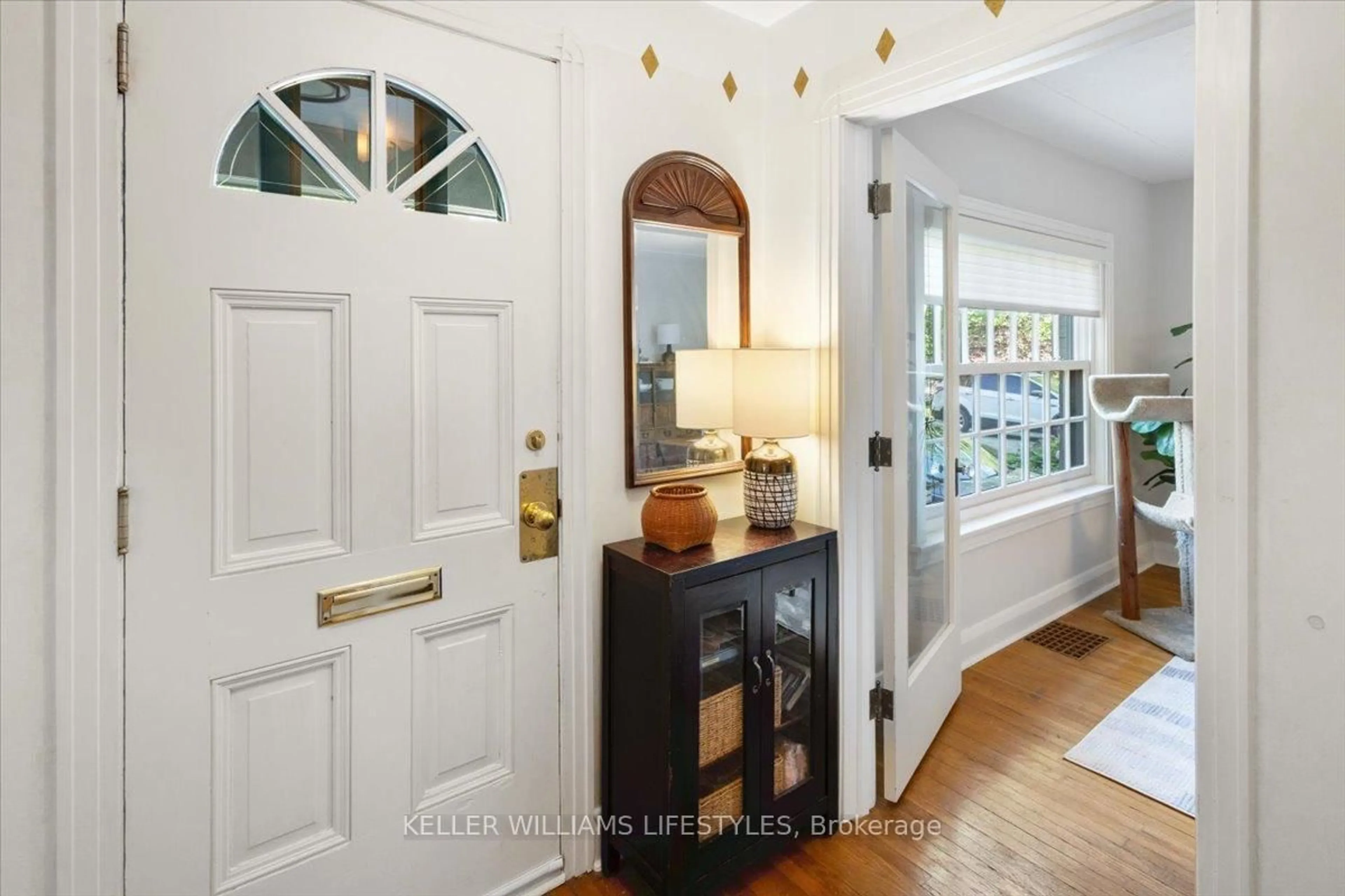 Indoor entryway for 941 Waterloo St, London East Ontario N6A 3X2