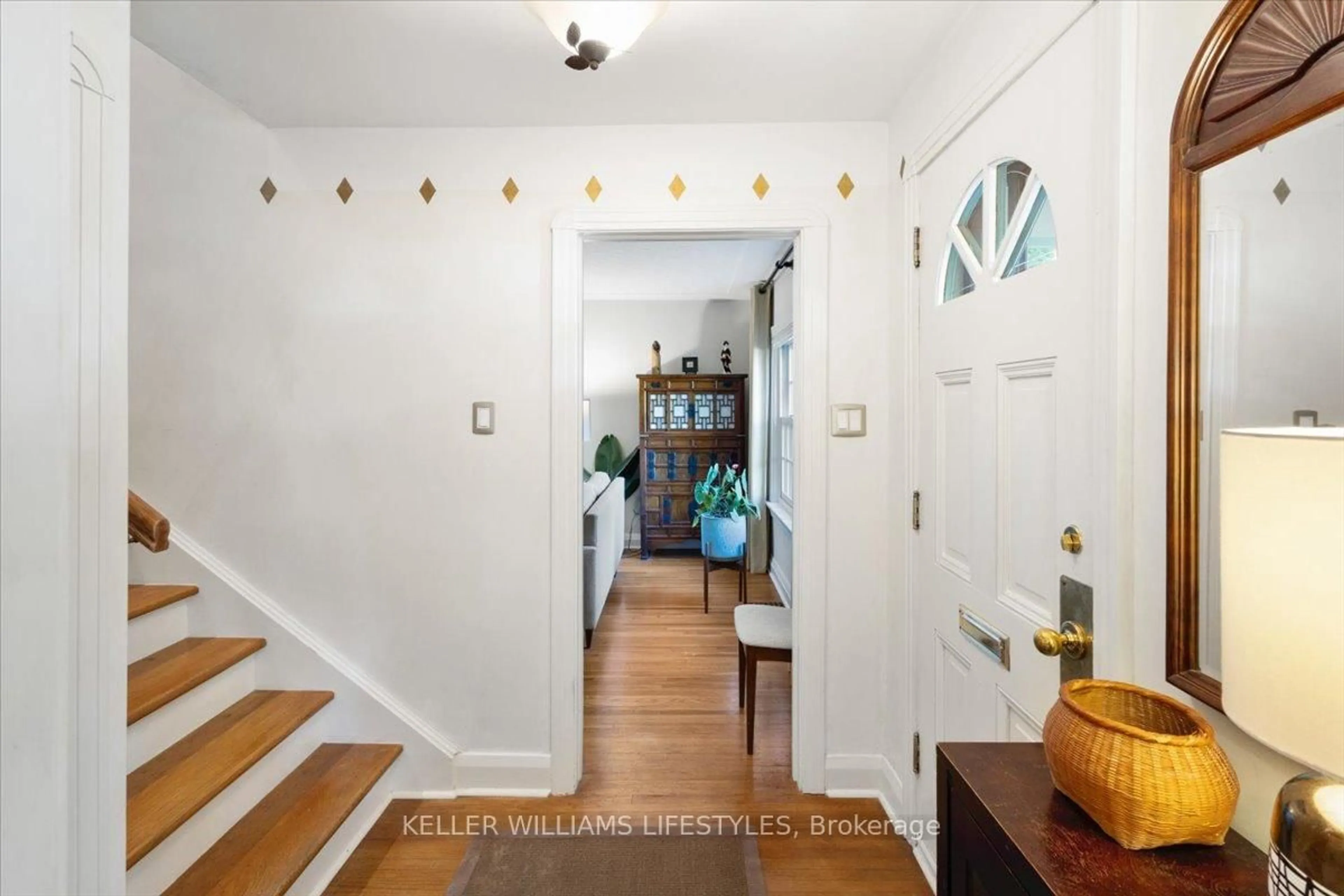 Indoor entryway for 941 Waterloo St, London East Ontario N6A 3X2