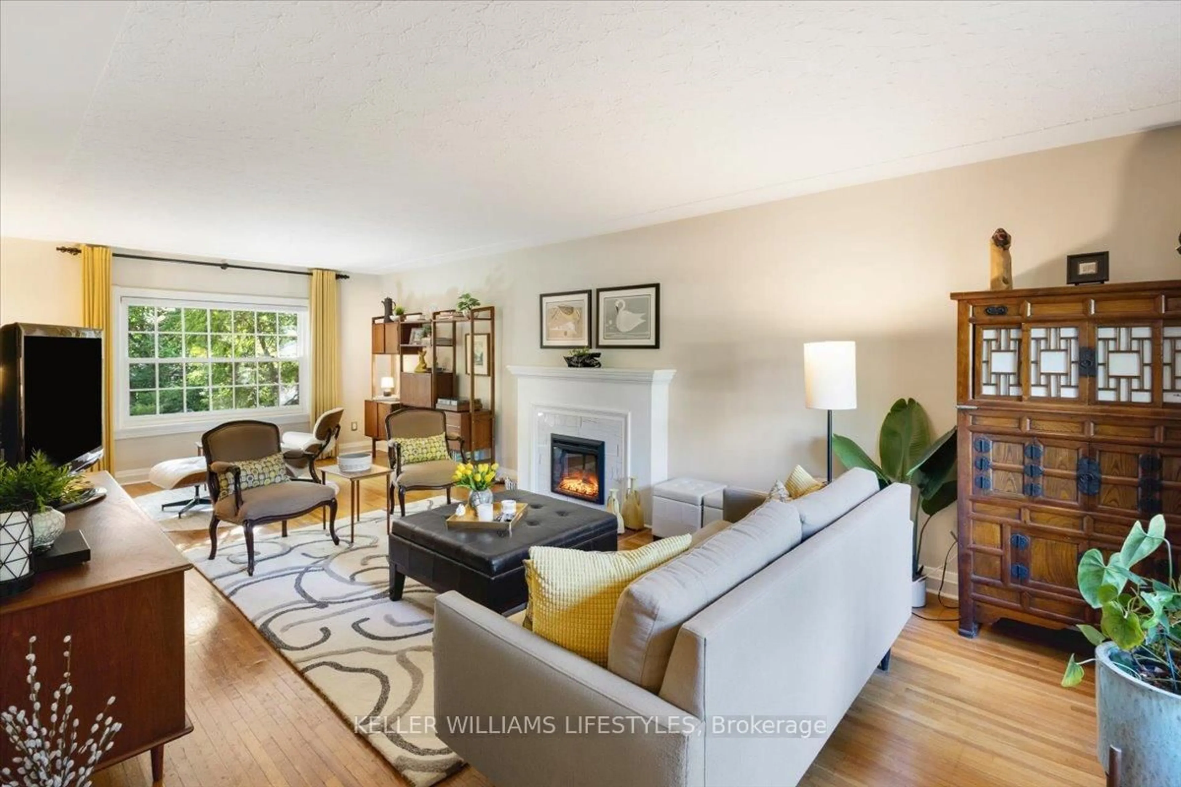 Living room with furniture, unknown for 941 Waterloo St, London East Ontario N6A 3X2