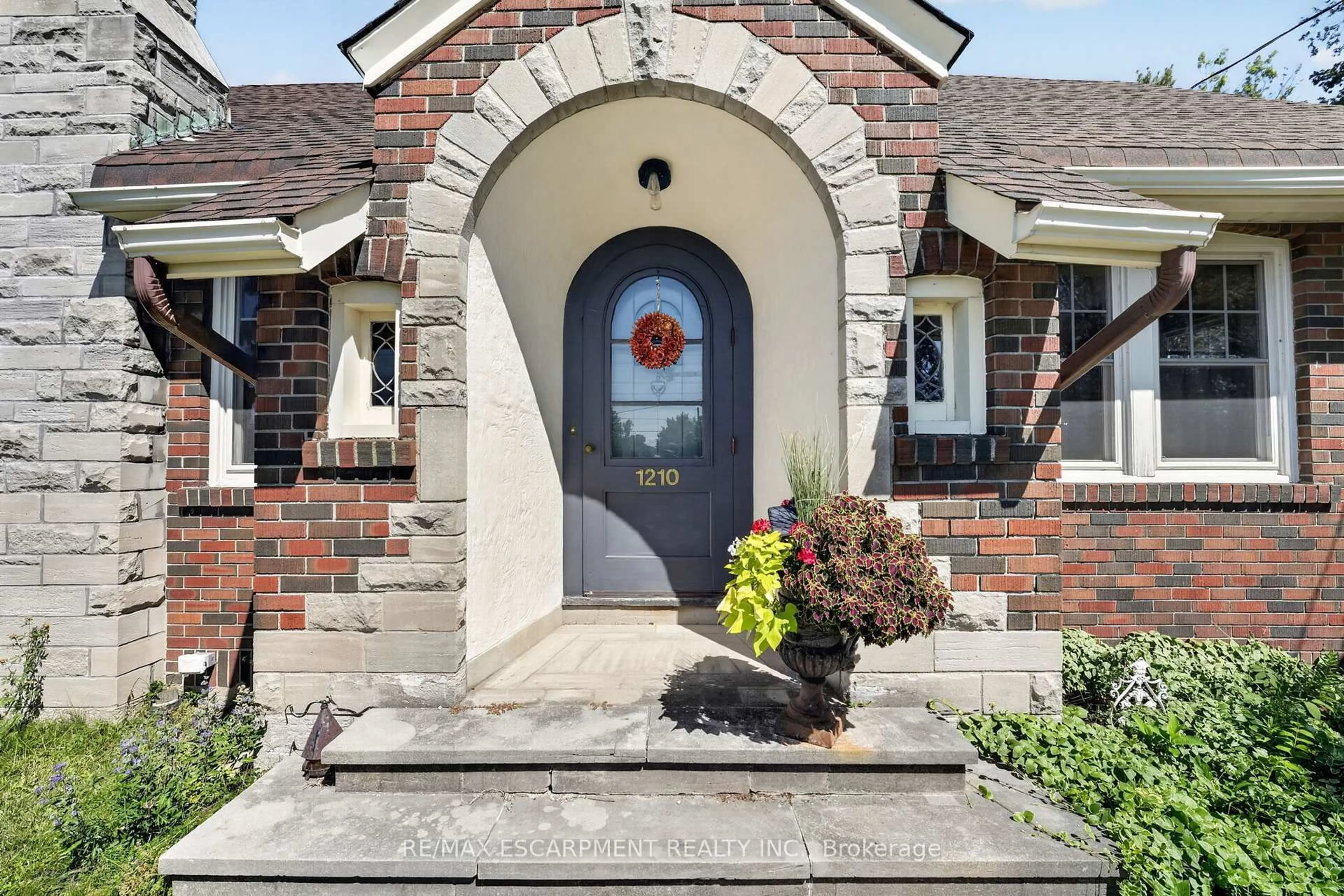 Indoor entryway for 1210 Garrison Rd, Fort Erie Ontario L2A 1P1