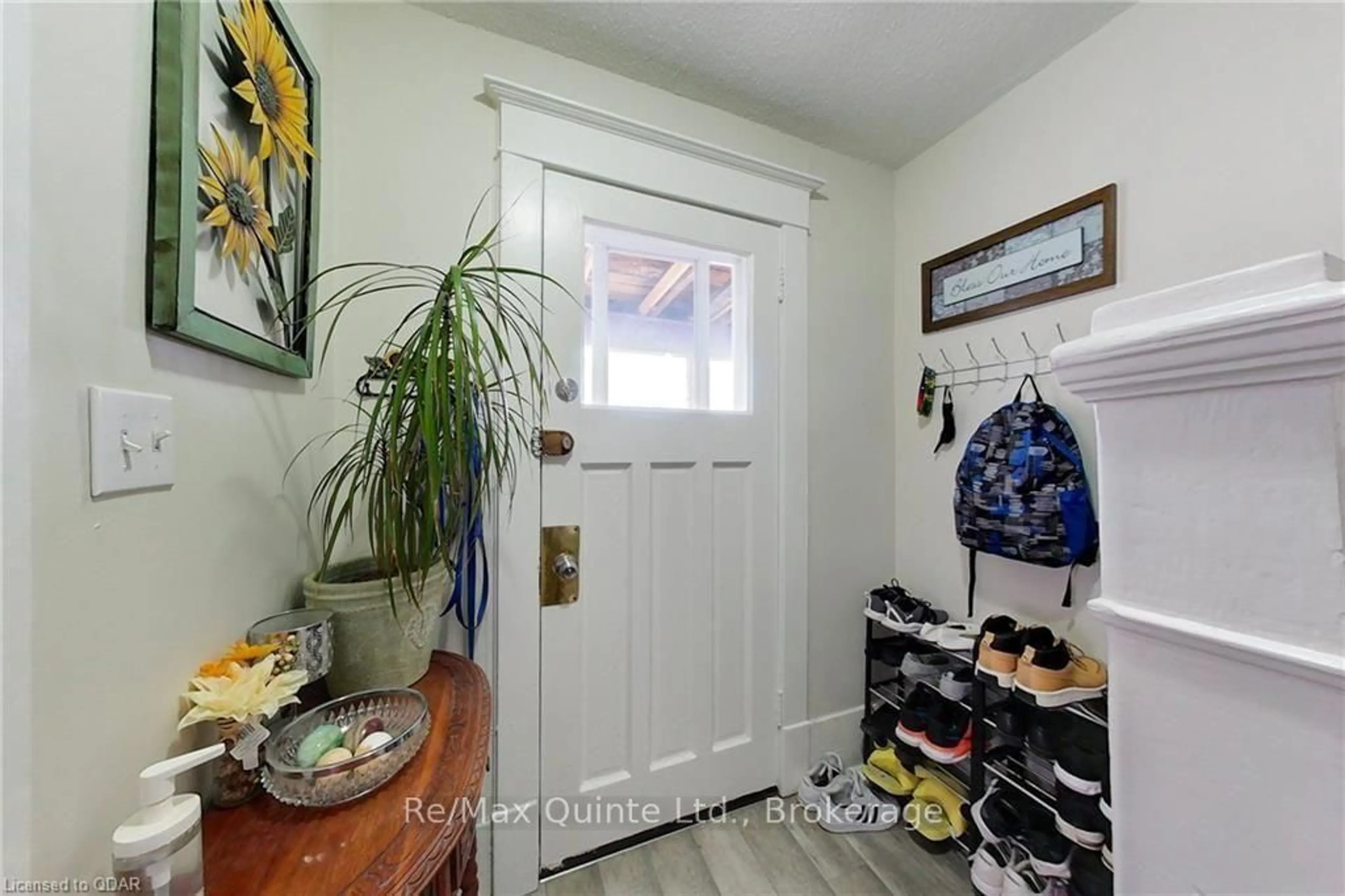 Indoor entryway for 218 Coleman St #A, Belleville Ontario K8P 3H5