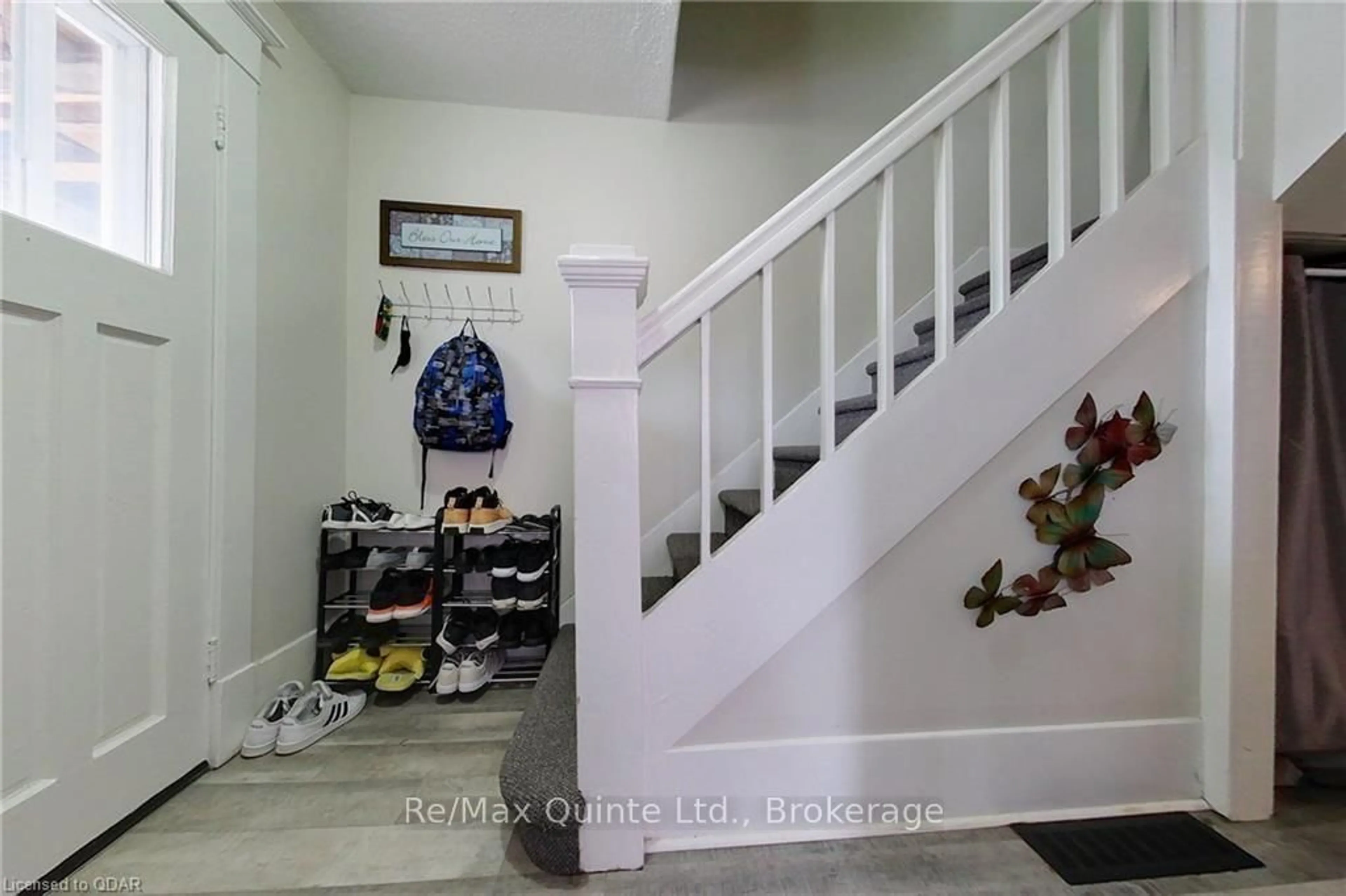 Indoor foyer for 218 Coleman St #A, Belleville Ontario K8P 3H5