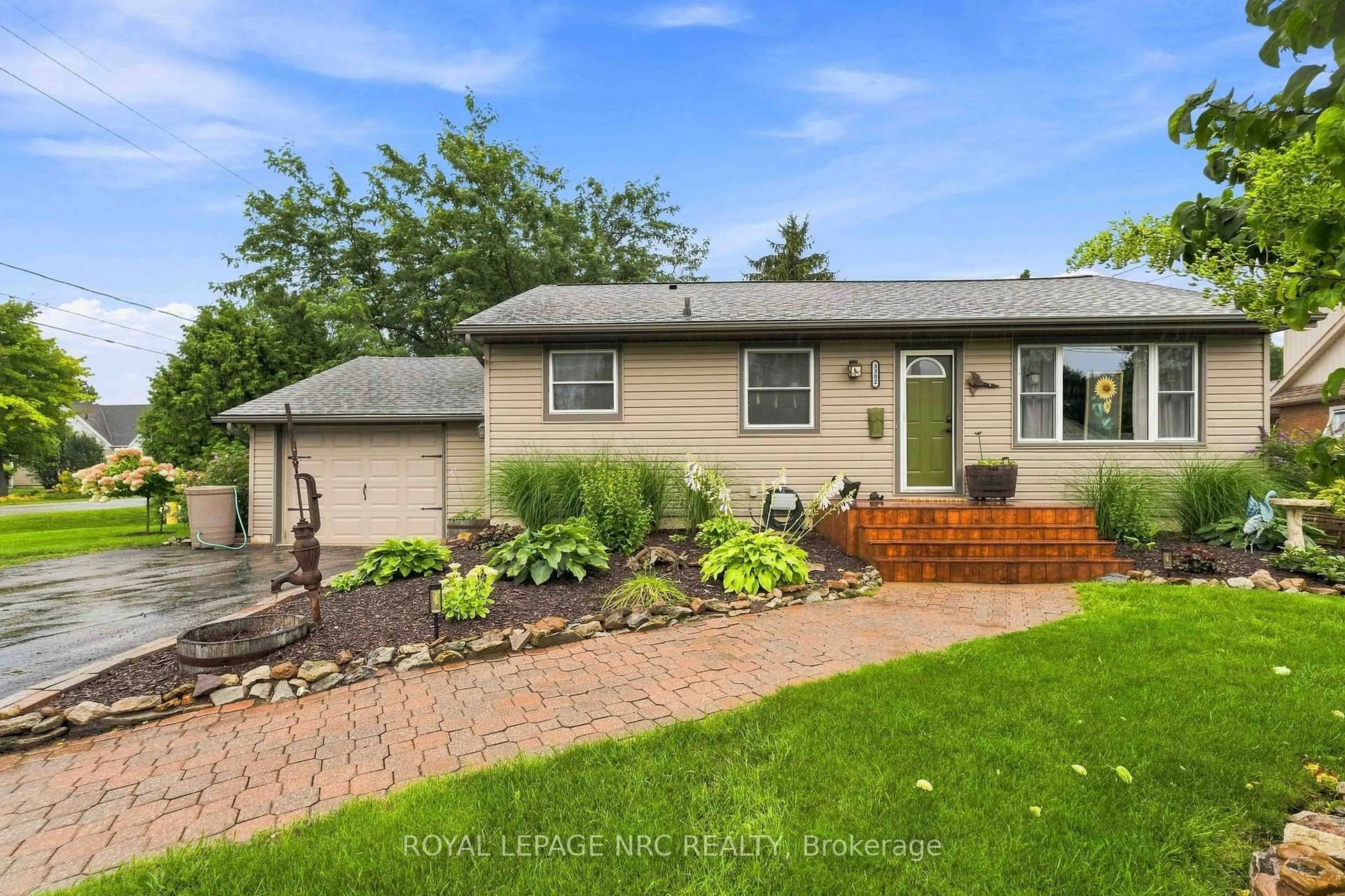 Home with vinyl exterior material, street for 3302 Vine St, Lincoln Ontario L0R 2C0