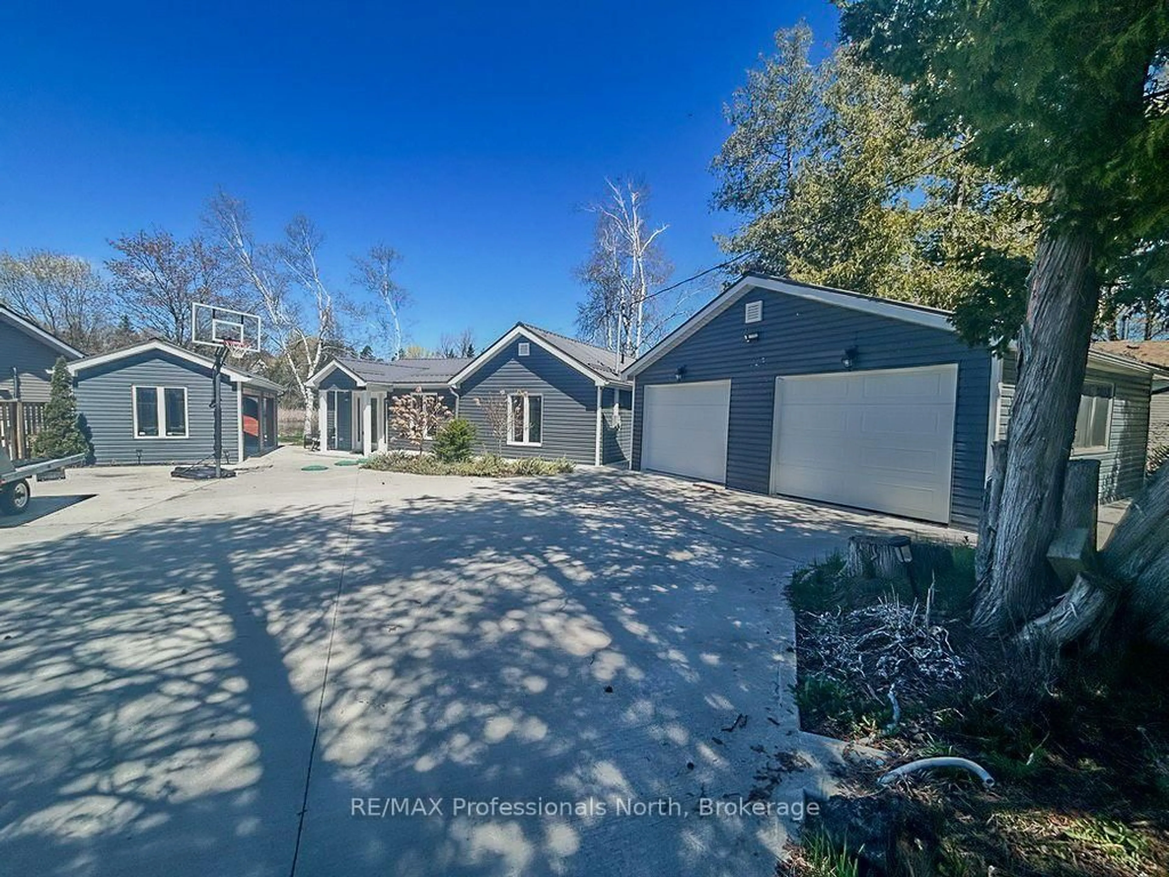 A pic from outside/outdoor area/front of a property/back of a property/a pic from drone, street for 652 Robel Dr, Selwyn Ontario K0L 1T0