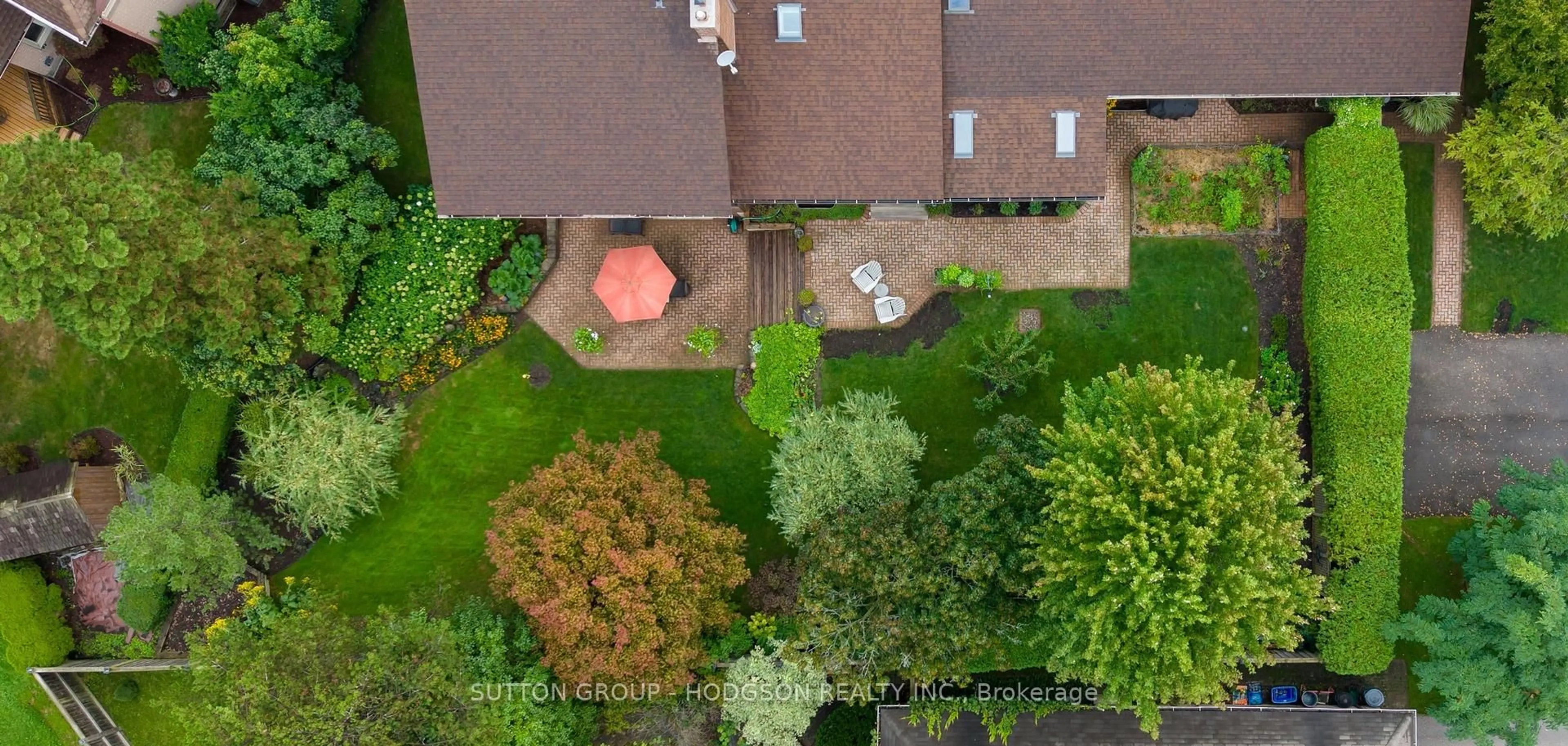 A pic from outside/outdoor area/front of a property/back of a property/a pic from drone, unknown for 86 Parks Edge Clse, London South Ontario N6K 3P8