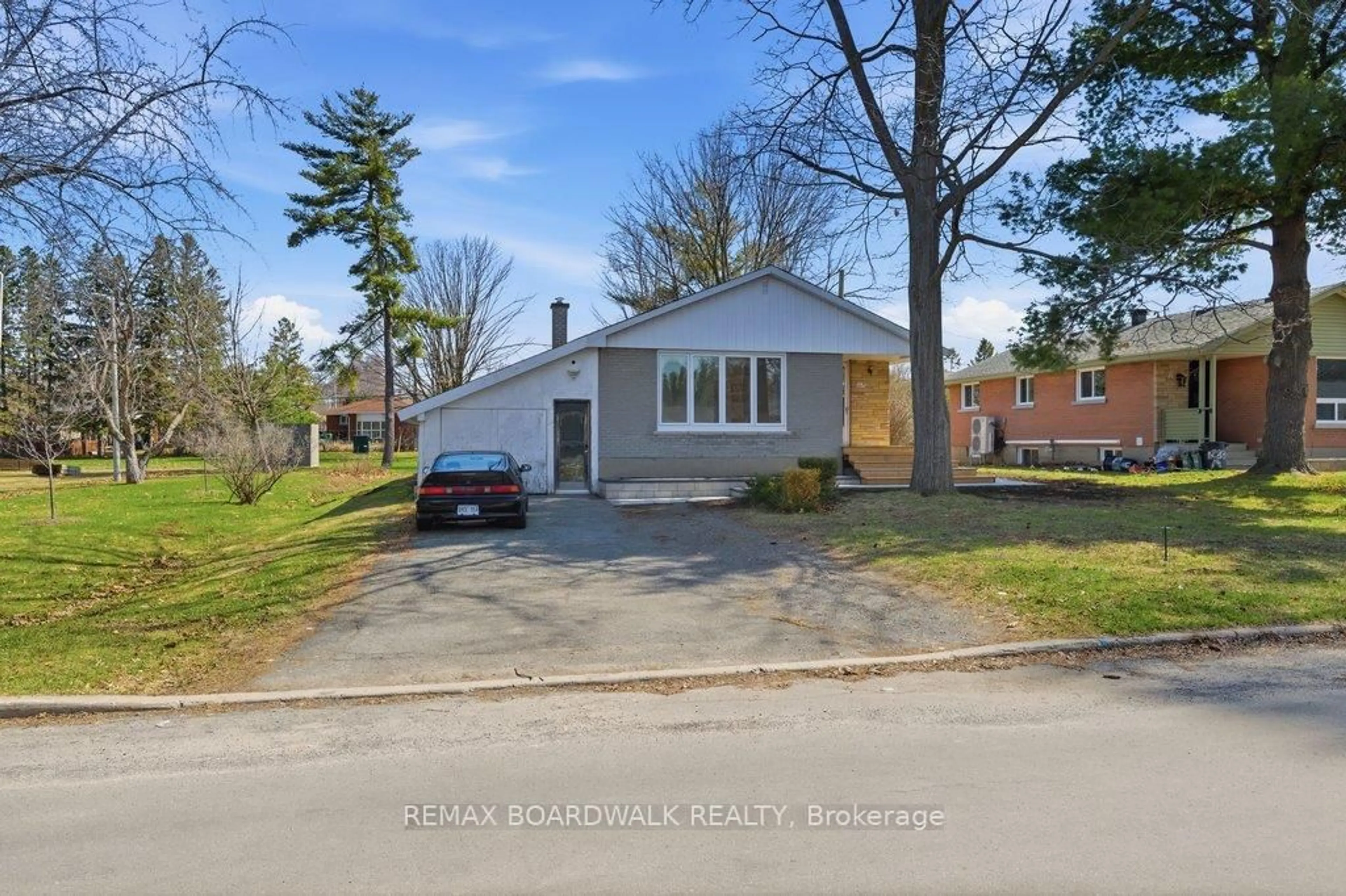 A pic from outside/outdoor area/front of a property/back of a property/a pic from drone, street for 1279 Adirondack Dr, Ottawa Ontario K2C 2V7