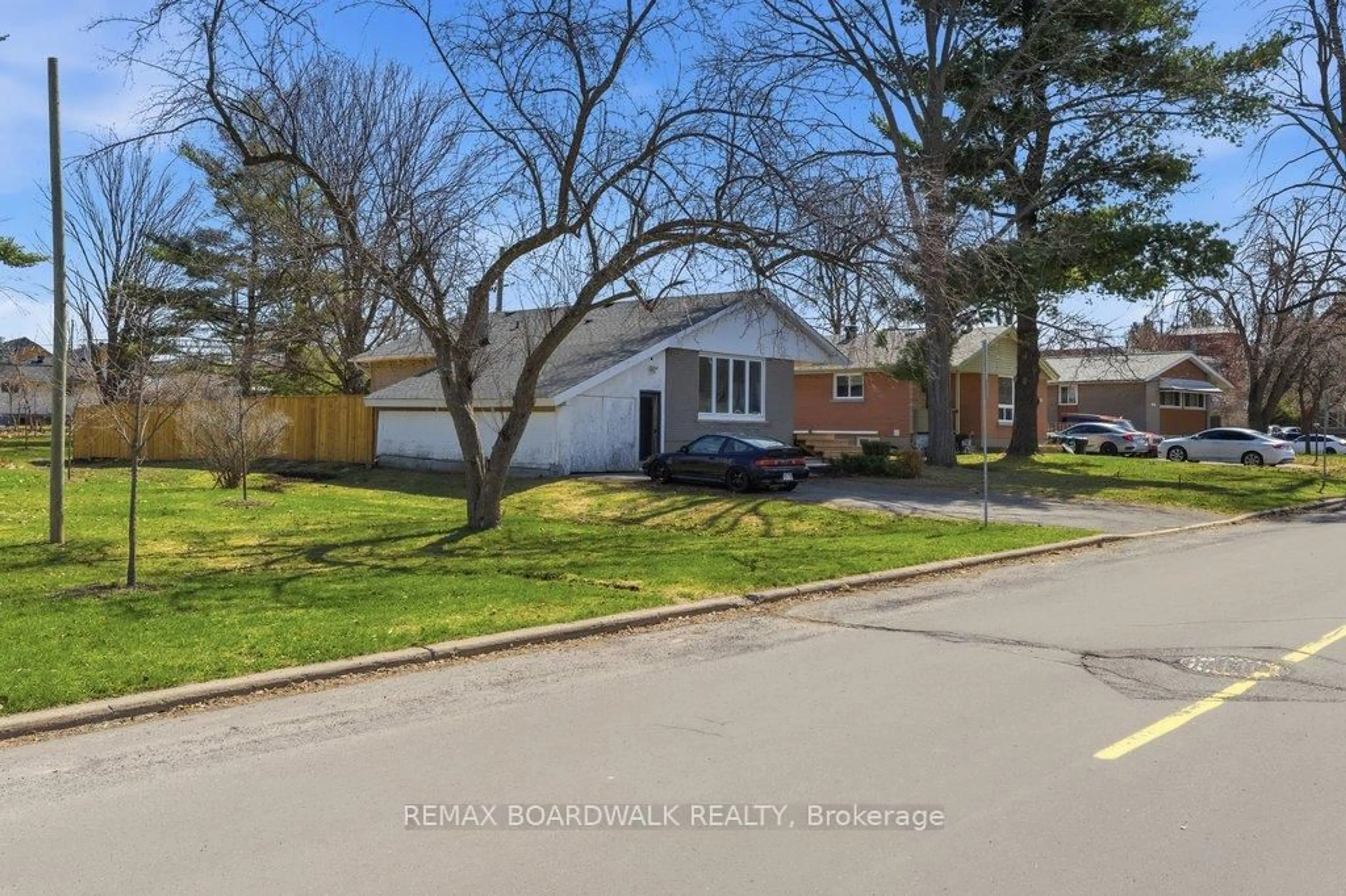 A pic from outside/outdoor area/front of a property/back of a property/a pic from drone, street for 1279 Adirondack Dr, Ottawa Ontario K2C 2V7