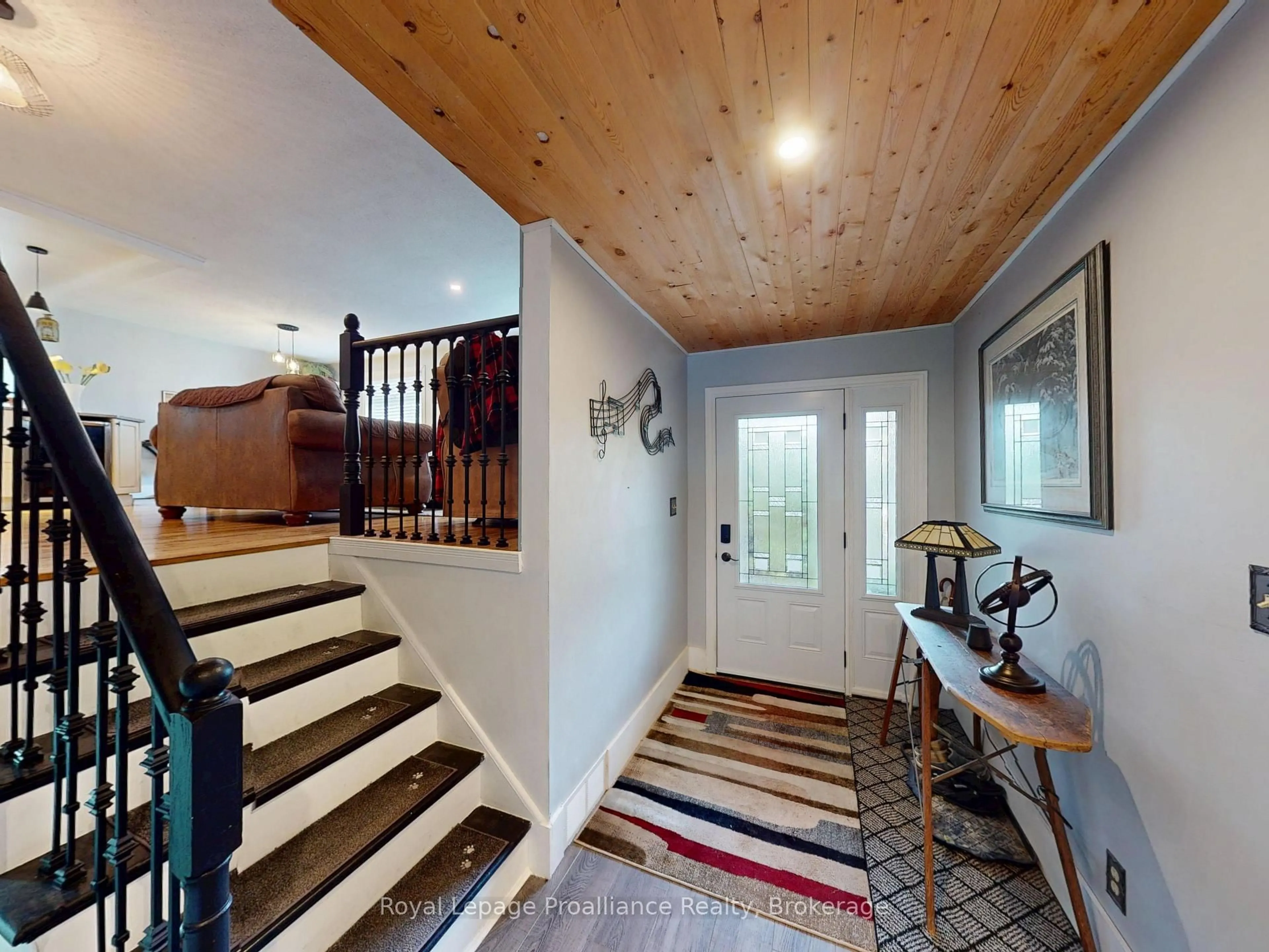Indoor foyer for 661 Flying Club Rd, Stirling Ontario K0K 3E0
