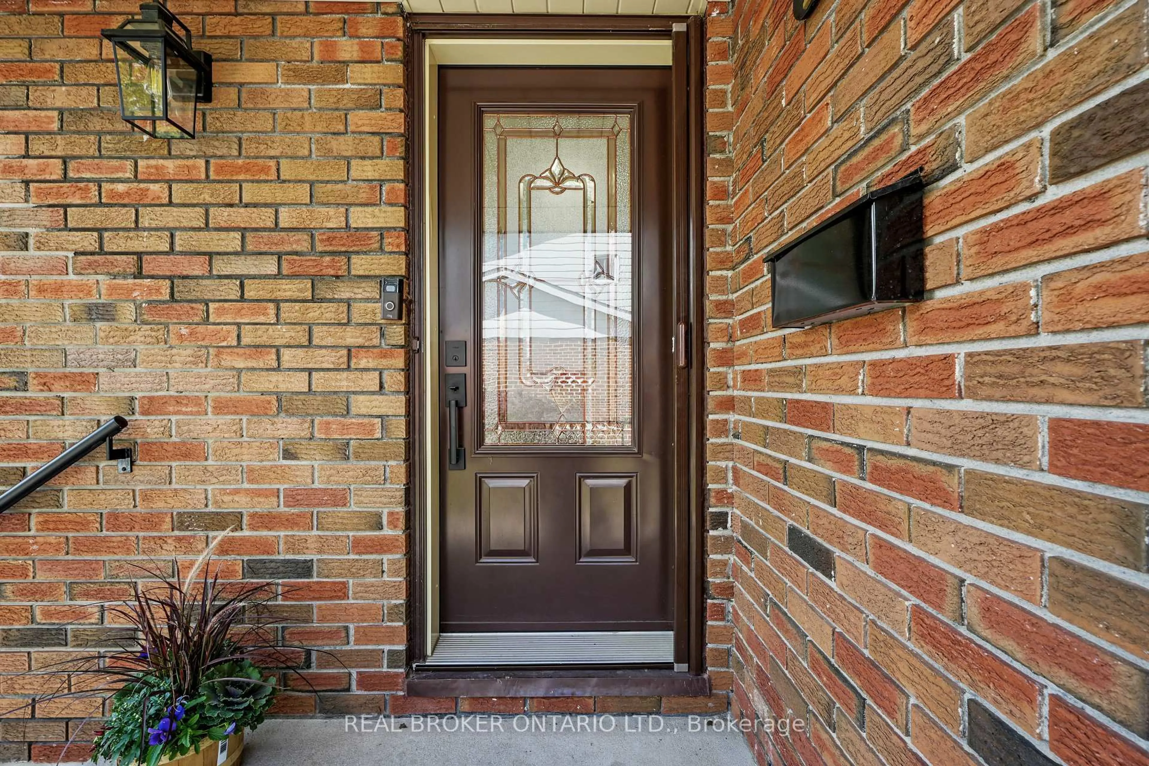 Indoor entryway for 1311 Edmison Dr, Peterborough Ontario K9H 6V2