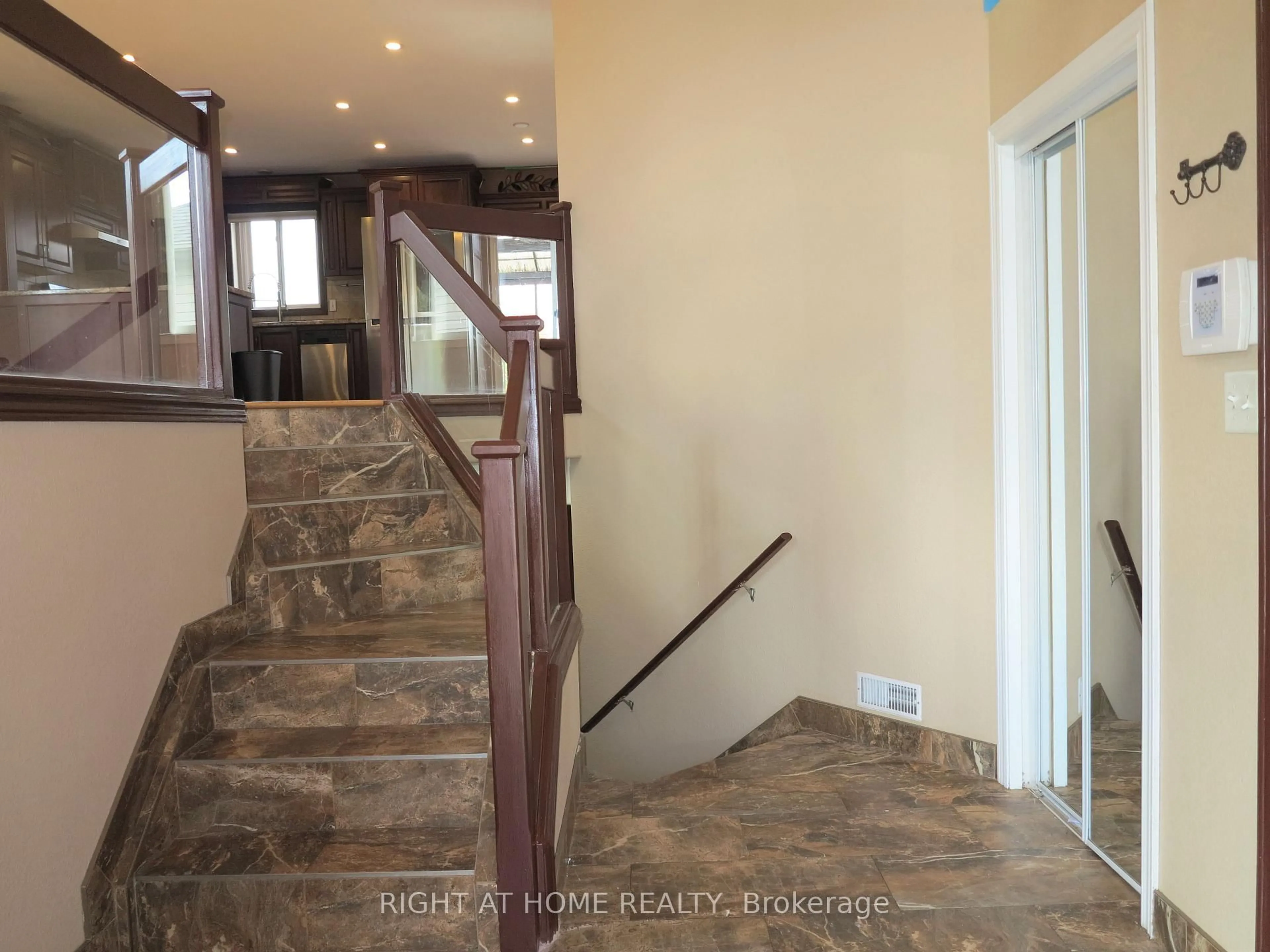 Indoor foyer for 101 JOANNE Crt, Leamington Ontario N8H 5N7