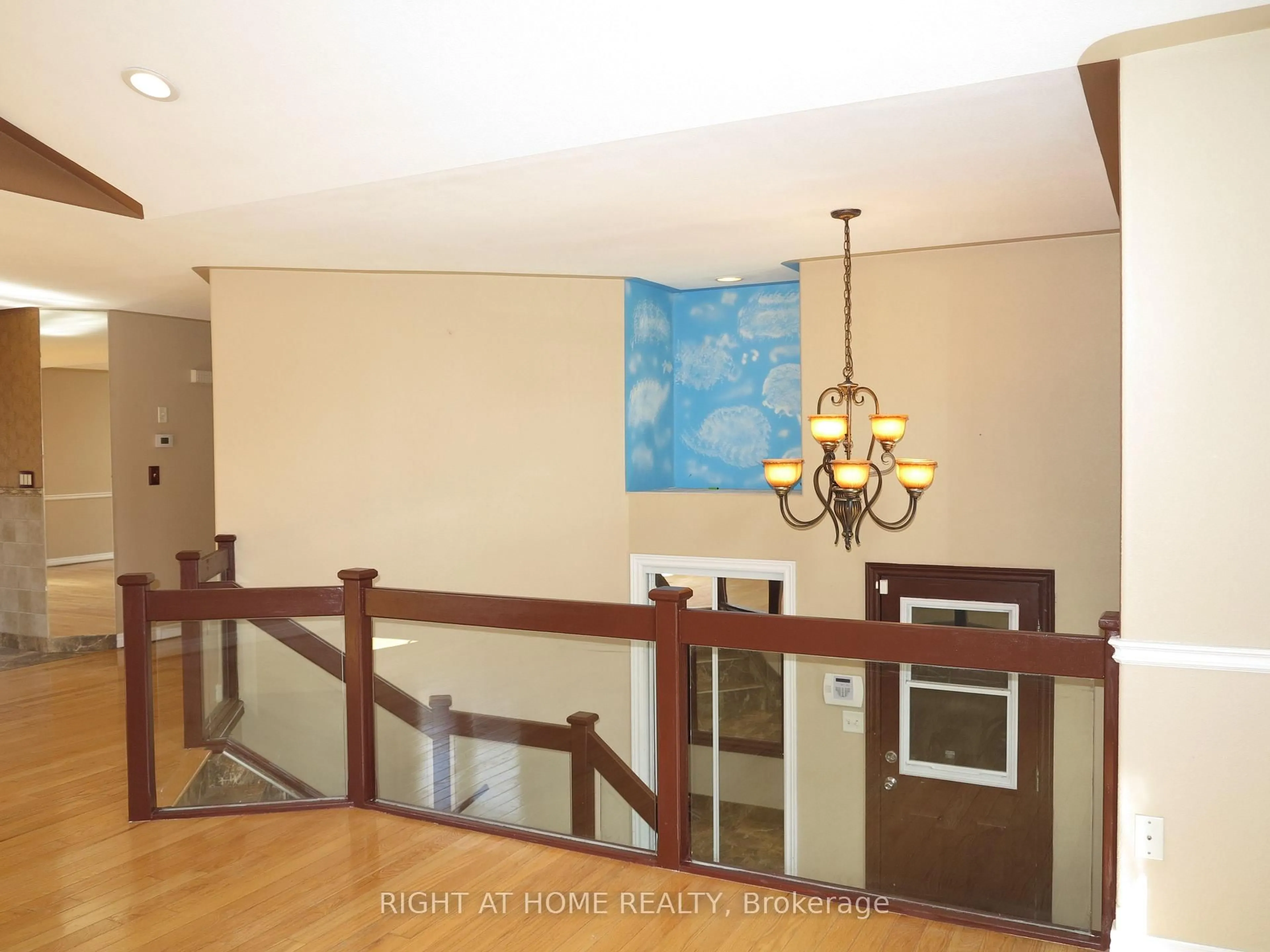 Indoor foyer for 101 JOANNE Crt, Leamington Ontario N8H 5N7