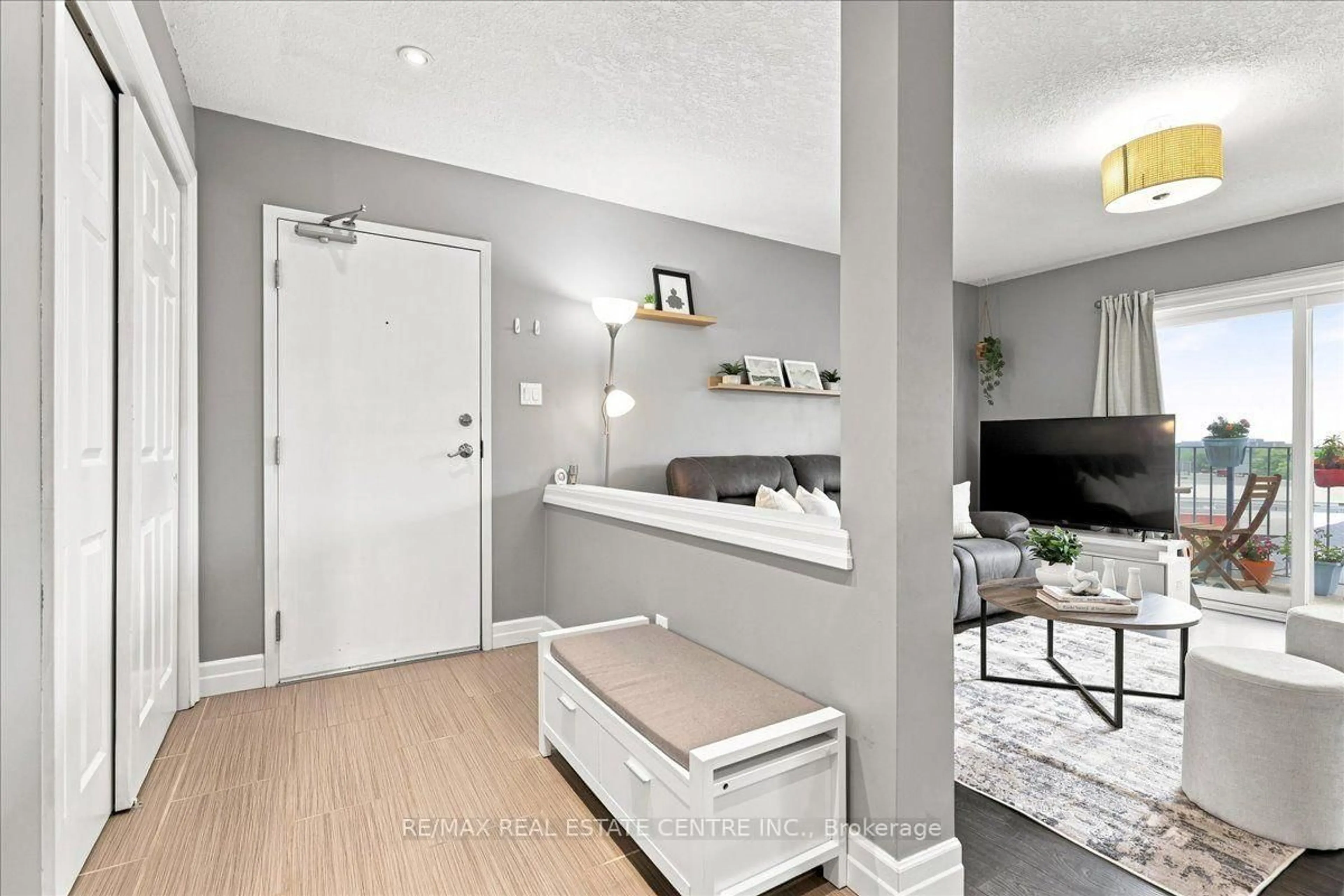 Indoor entryway for 1522 King St #403, Kitchener Ontario N2G 2P1