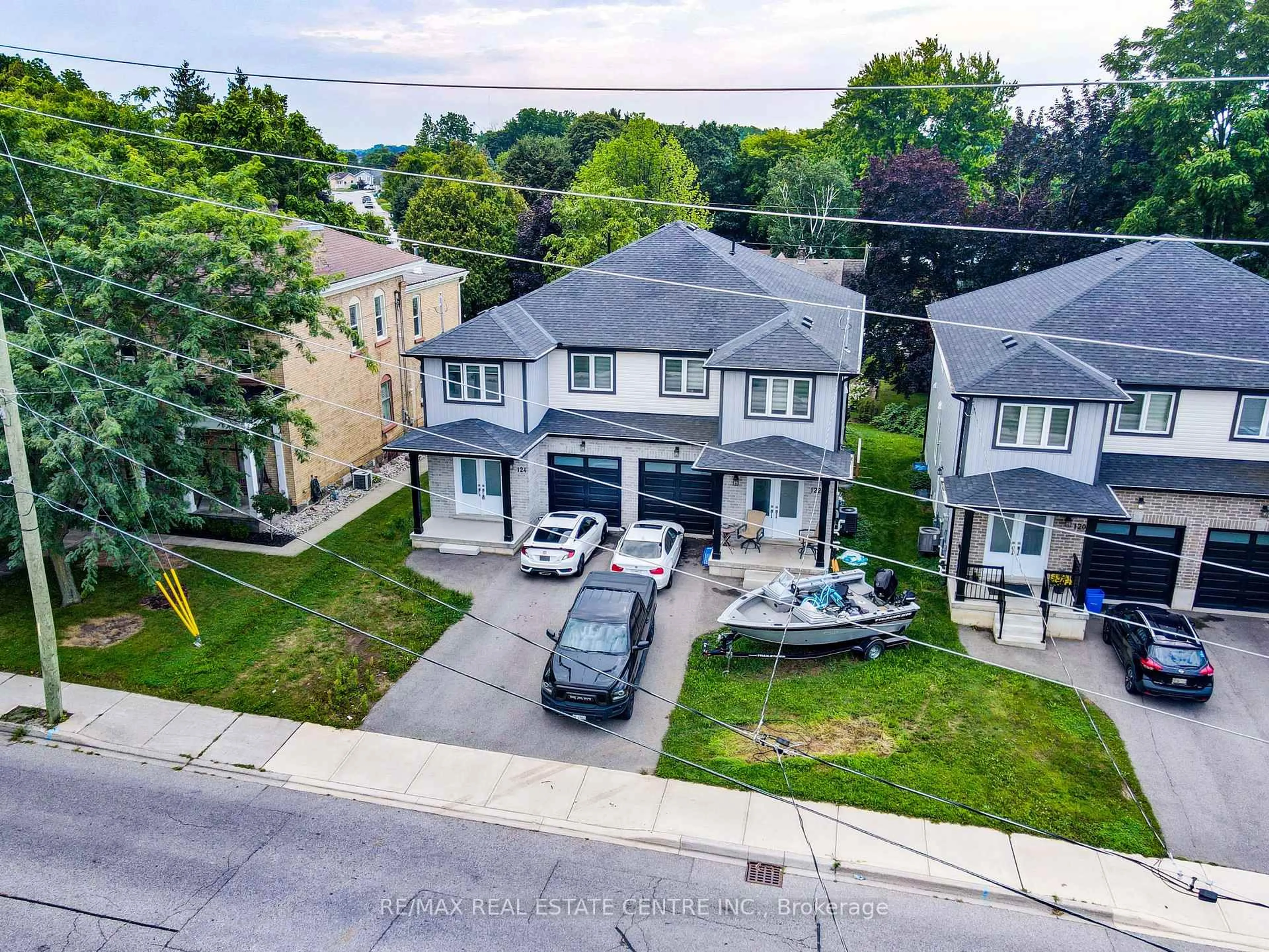 A pic from outside/outdoor area/front of a property/back of a property/a pic from drone, street for 124 King St, Ingersoll Ontario N5C 1G9