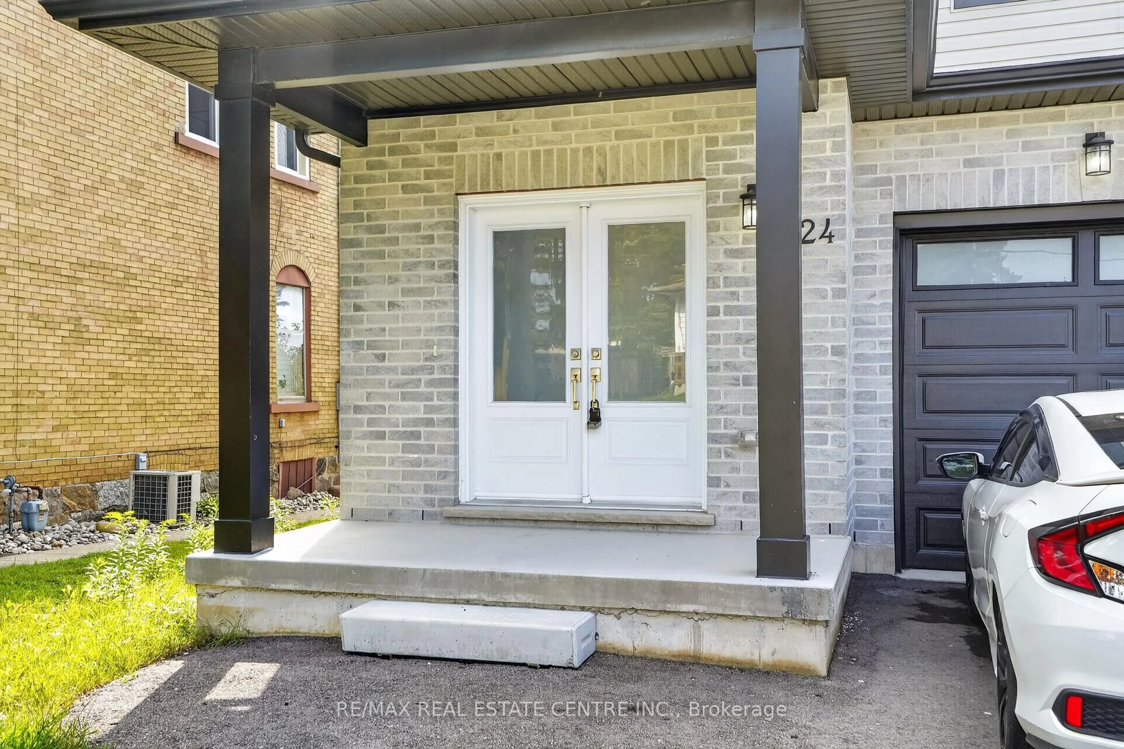 Indoor entryway for 124 King St, Ingersoll Ontario N5C 1G9