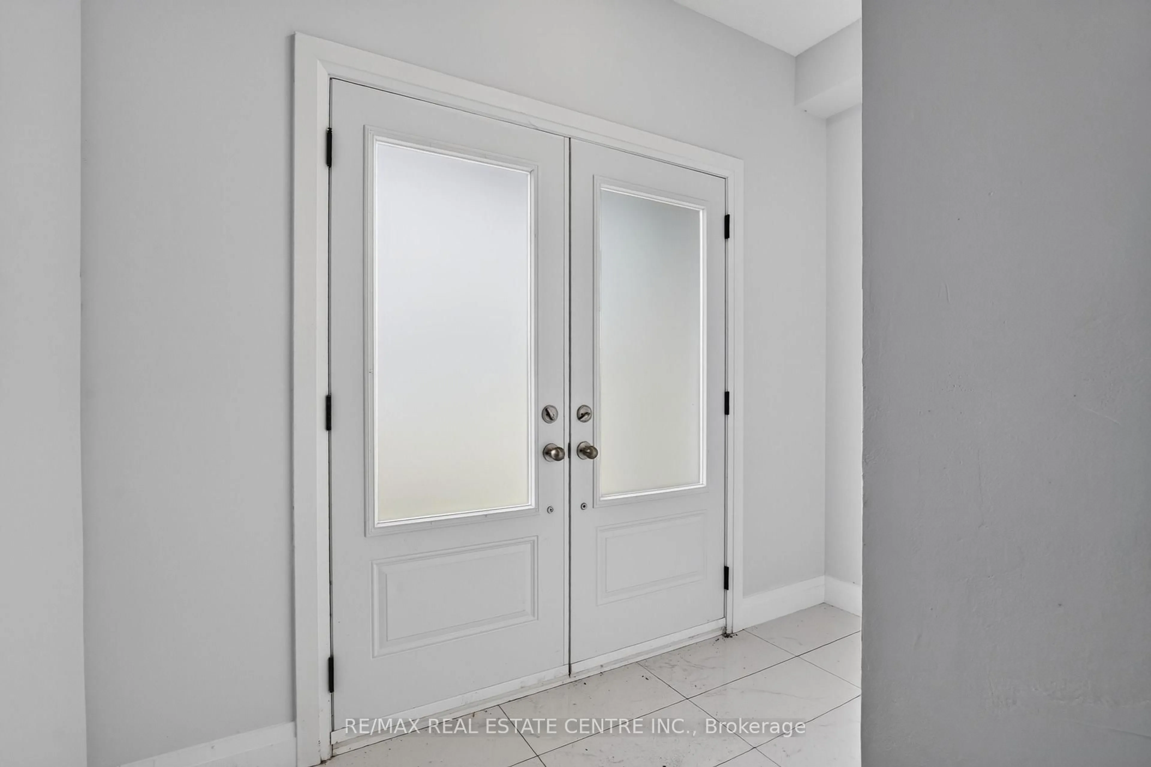 Indoor entryway for 124 King St, Ingersoll Ontario N5C 1G9