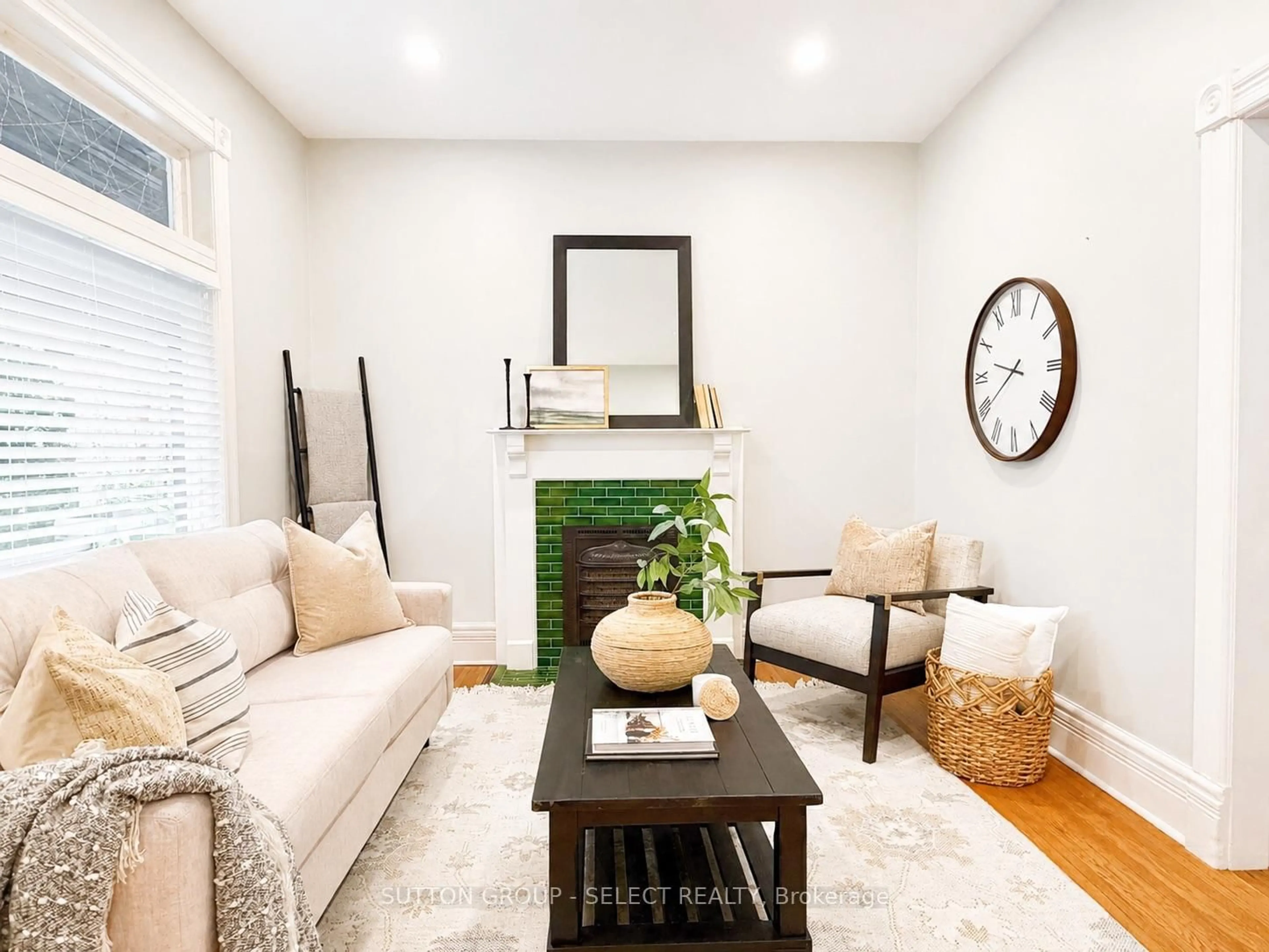 Living room with furniture, unknown for 14 Arthur St, London East Ontario N5Y 3B9