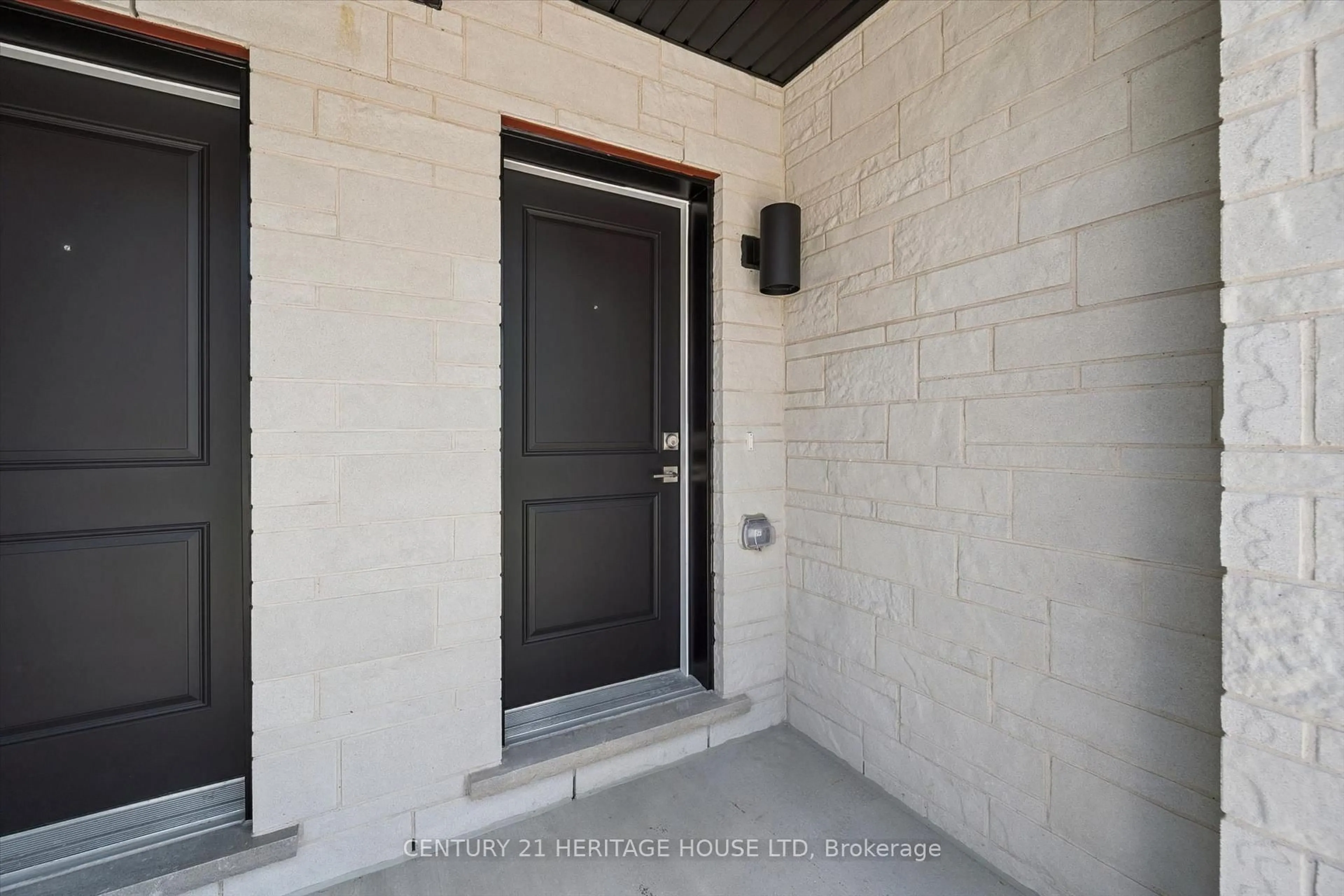 Indoor entryway for 525 Erinbrook Dr #B047, Kitchener Ontario N2E 0L4