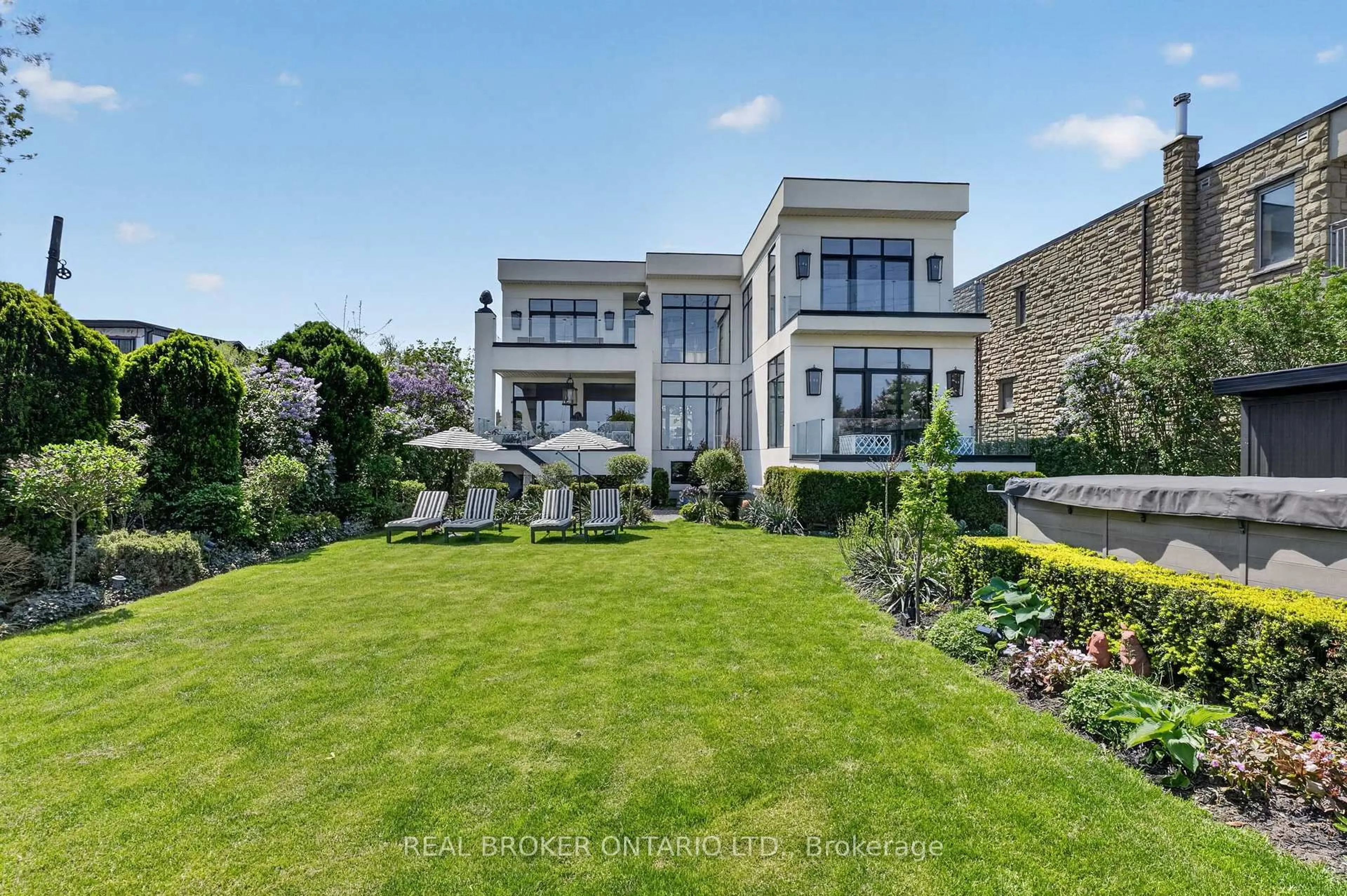 A pic from outside/outdoor area/front of a property/back of a property/a pic from drone, building for 711 Beach Blvd, Hamilton Ontario L8H 6Y5