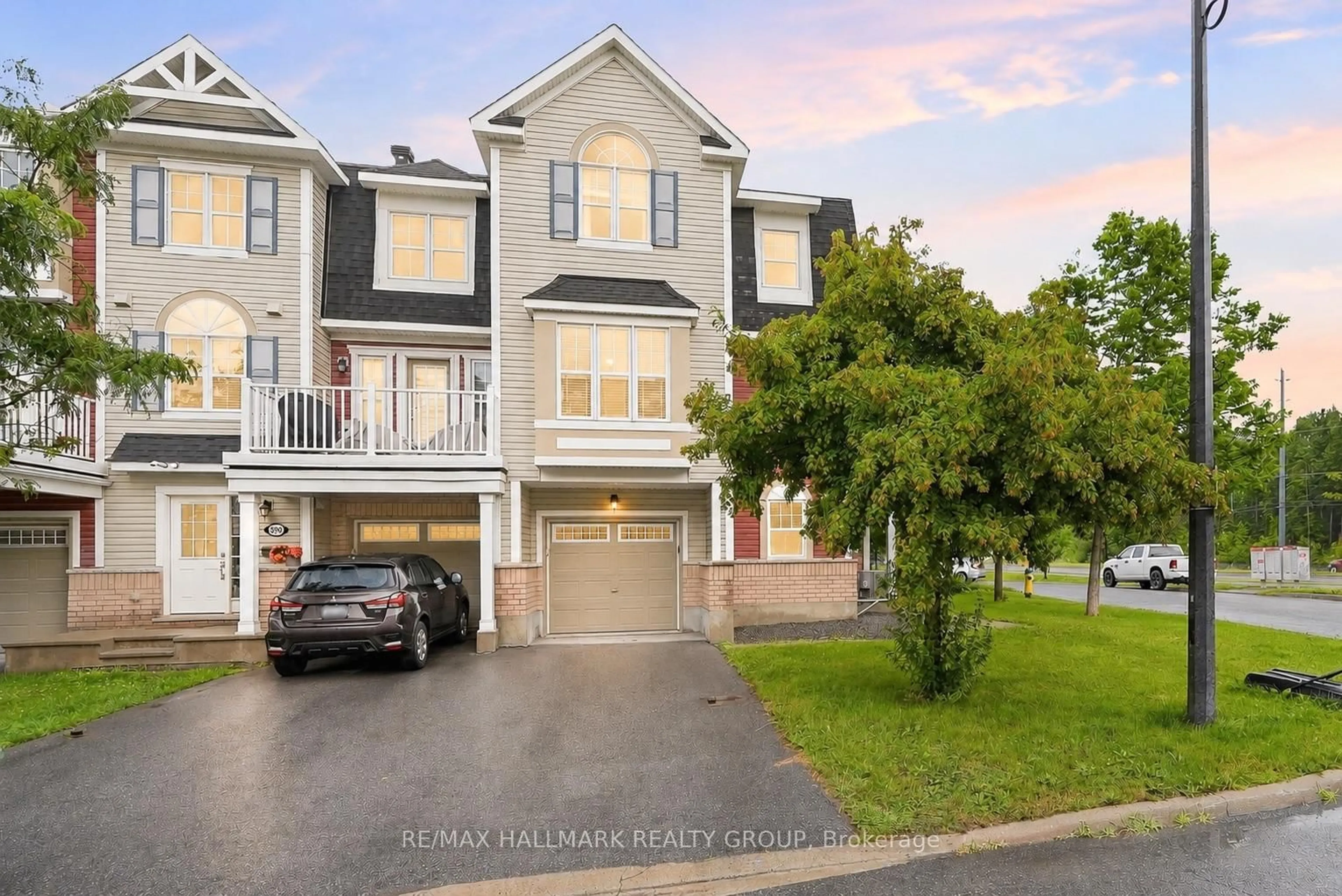 A pic from outside/outdoor area/front of a property/back of a property/a pic from drone, street for 588 Foxlight Circ, Ottawa Ontario K2M 0L9