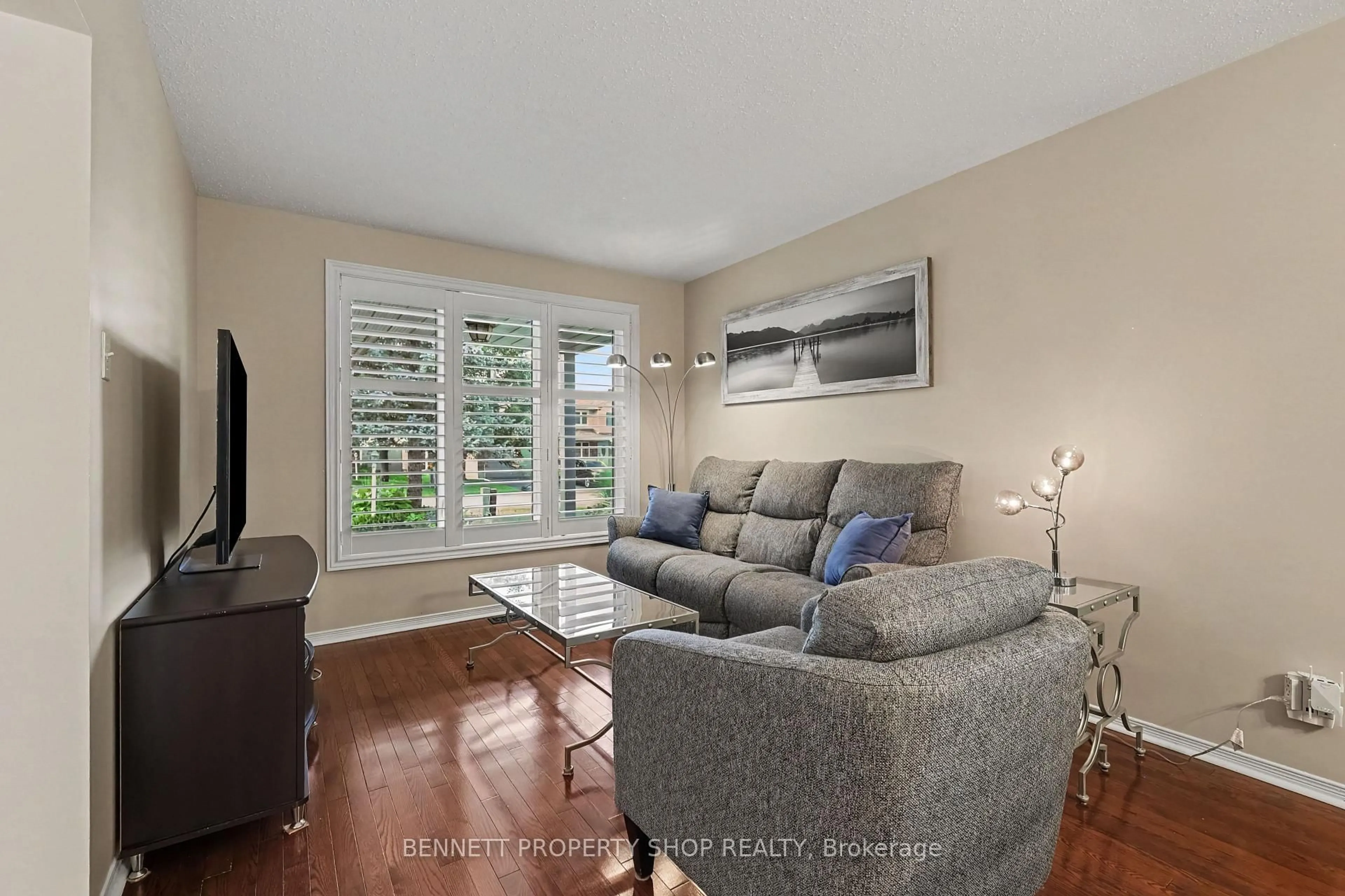 Living room with furniture, unknown for 21 Stonepath Cres, Stittsville Ontario K2S 1S4