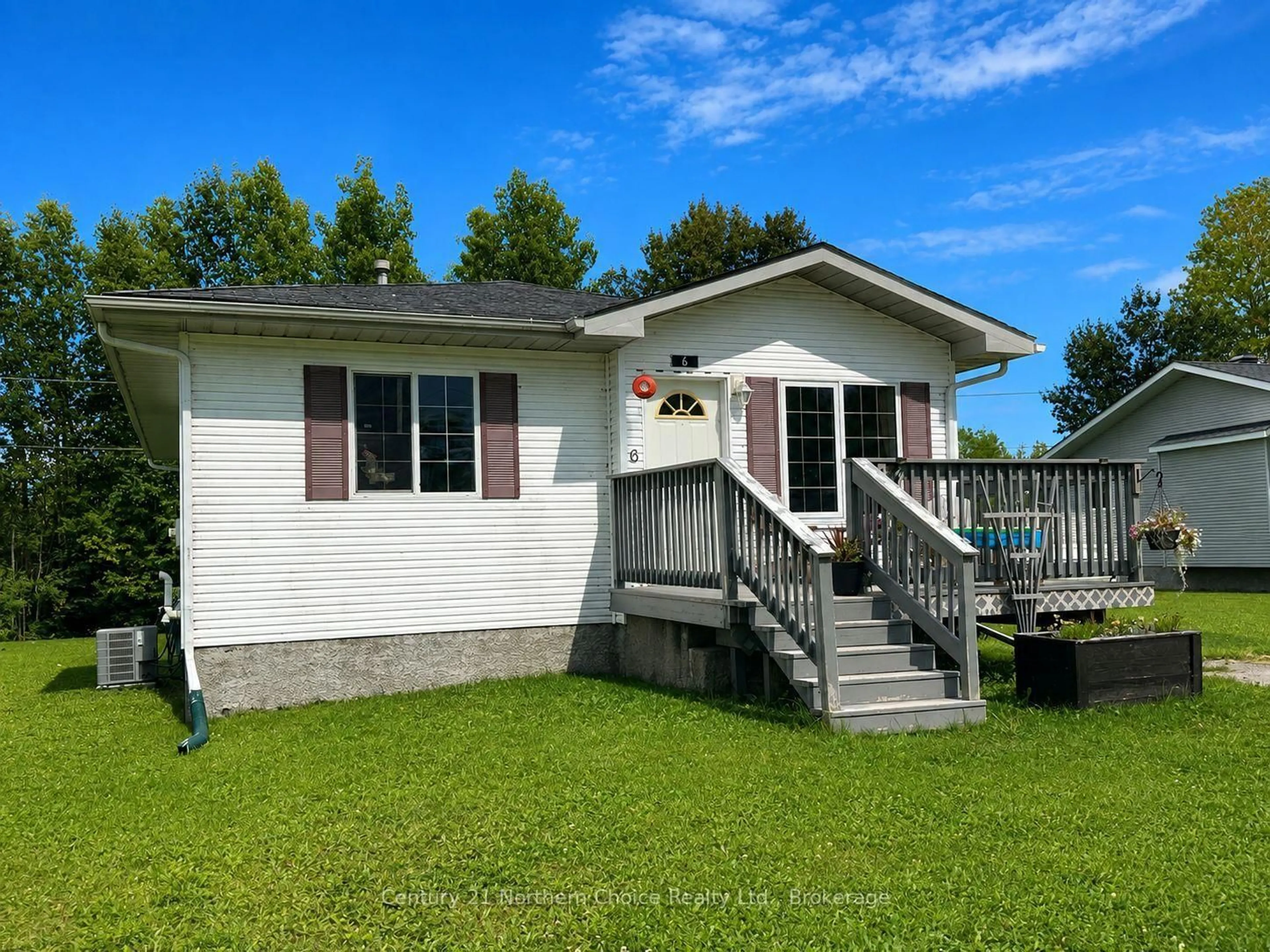 Home with vinyl exterior material, unknown for 6 Oak St, Ear Falls Ontario P0V 1T0