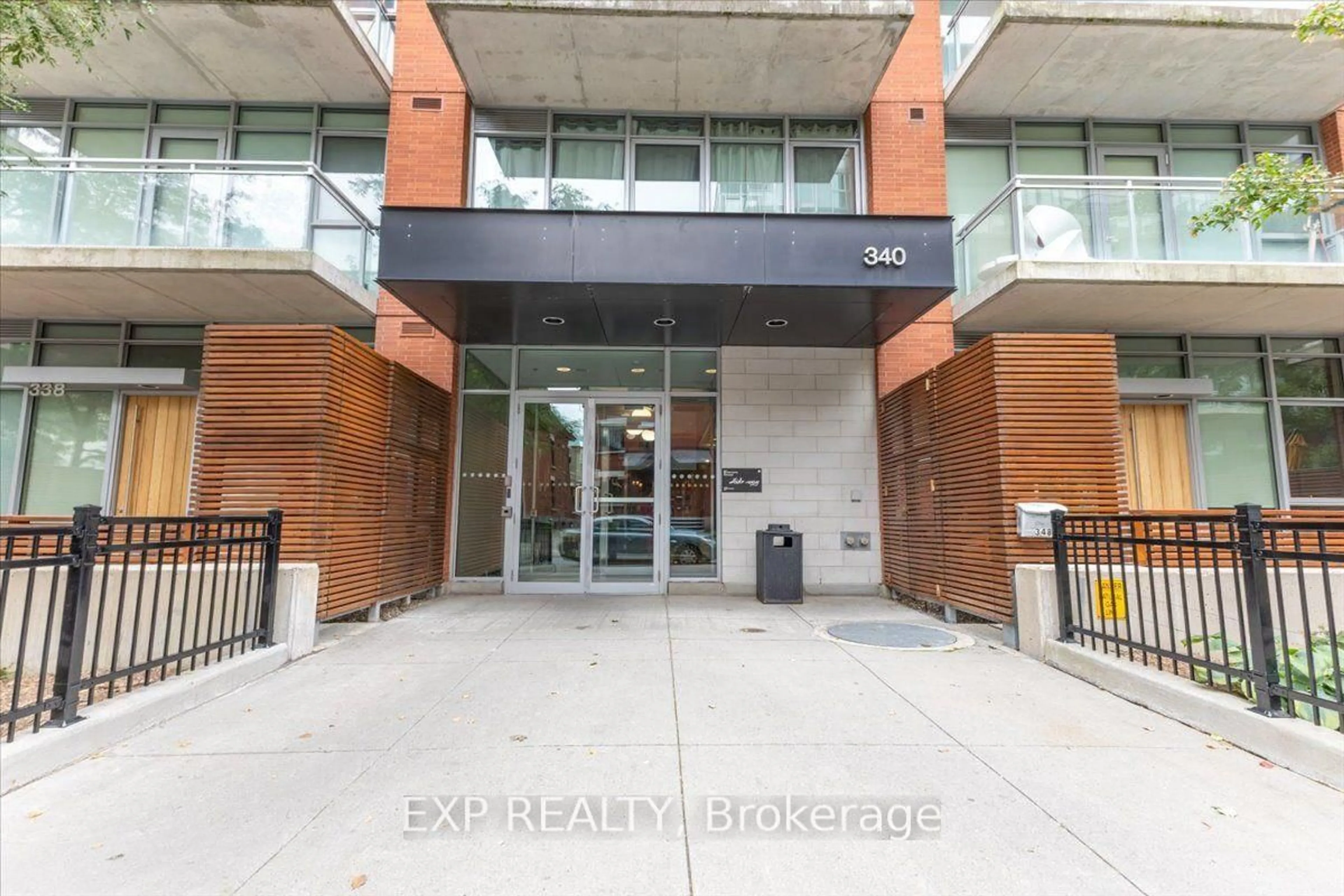 Indoor foyer for 340 Mcleod St #641, Ottawa Ontario K2P 1A4