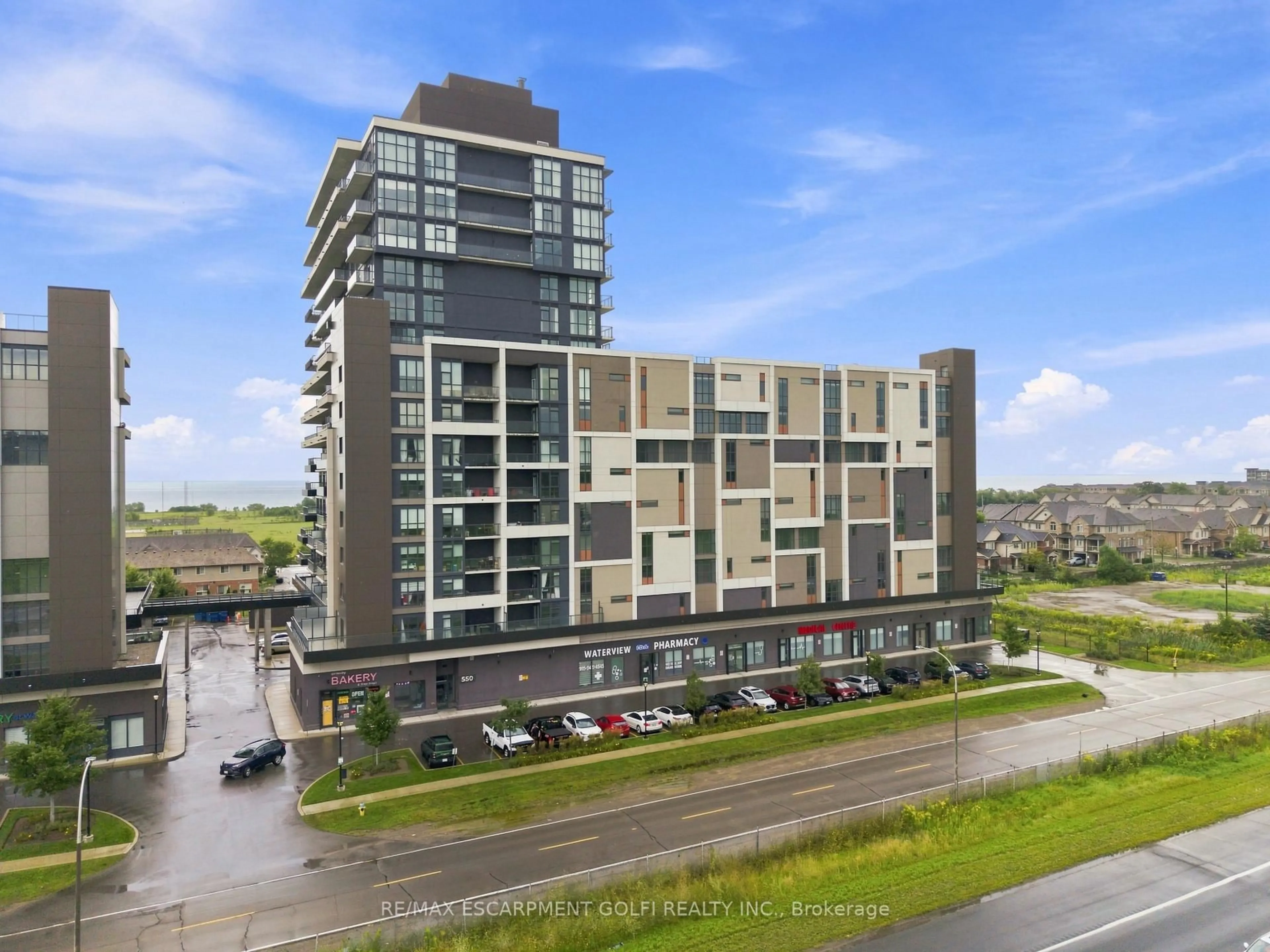 A pic from outside/outdoor area/front of a property/back of a property/a pic from drone, building for 550 North Service Rd #607, Grimsby Ontario L3M 0H9