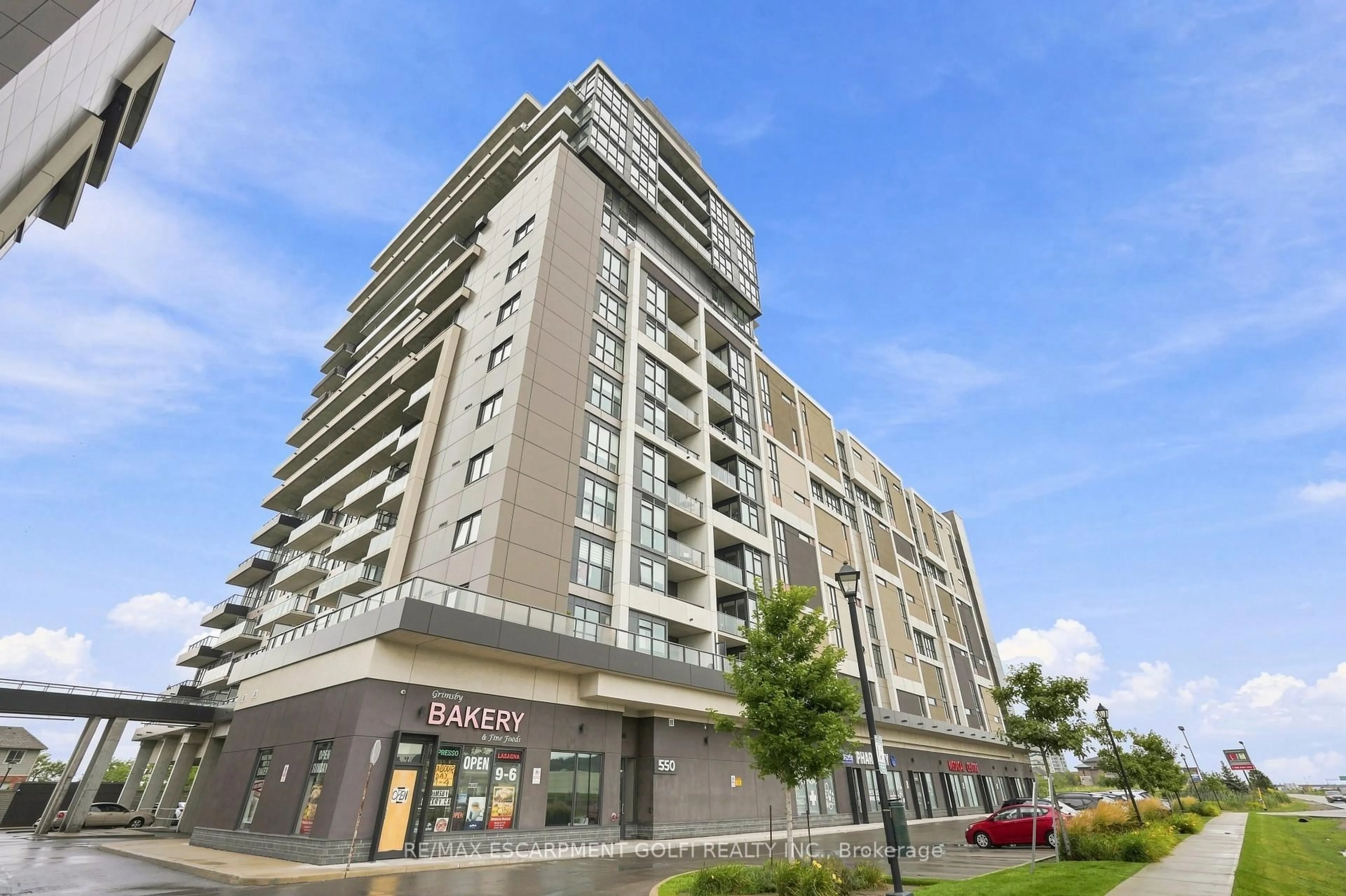 Patio, building for 550 North Service Rd #607, Grimsby Ontario L3M 0H9