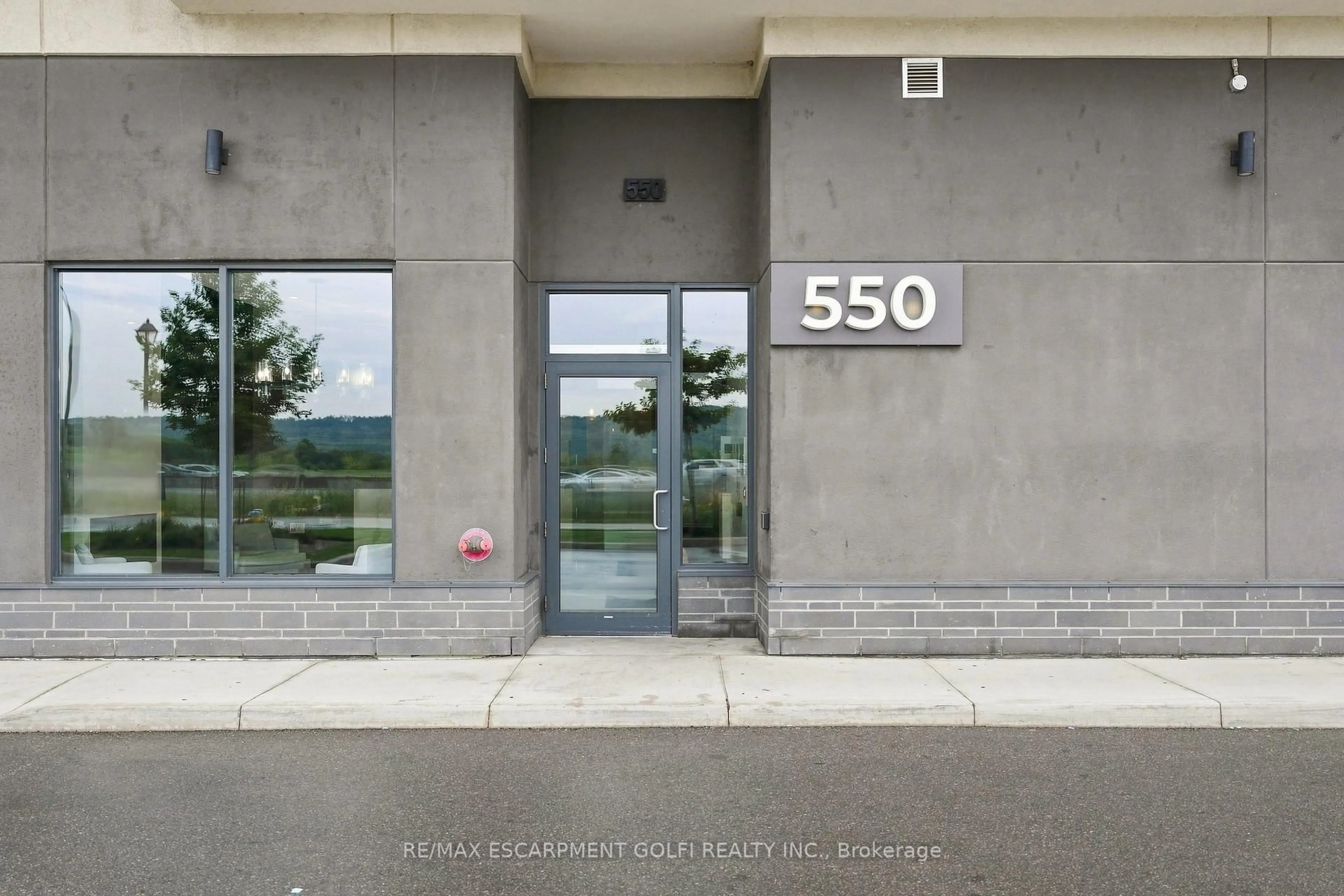Indoor foyer for 550 North Service Rd #607, Grimsby Ontario L3M 0H9