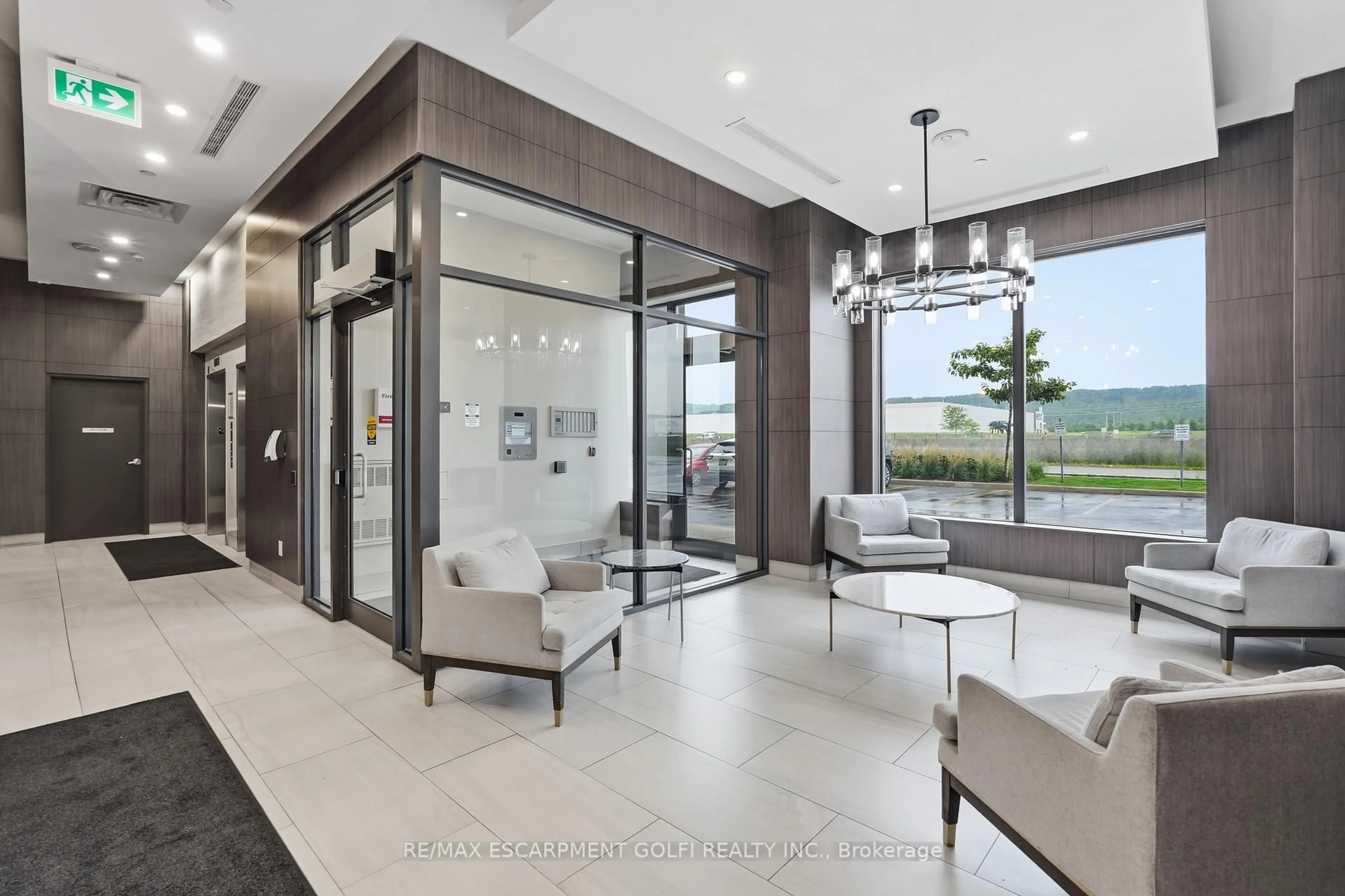 Indoor foyer for 550 North Service Rd #607, Grimsby Ontario L3M 0H9