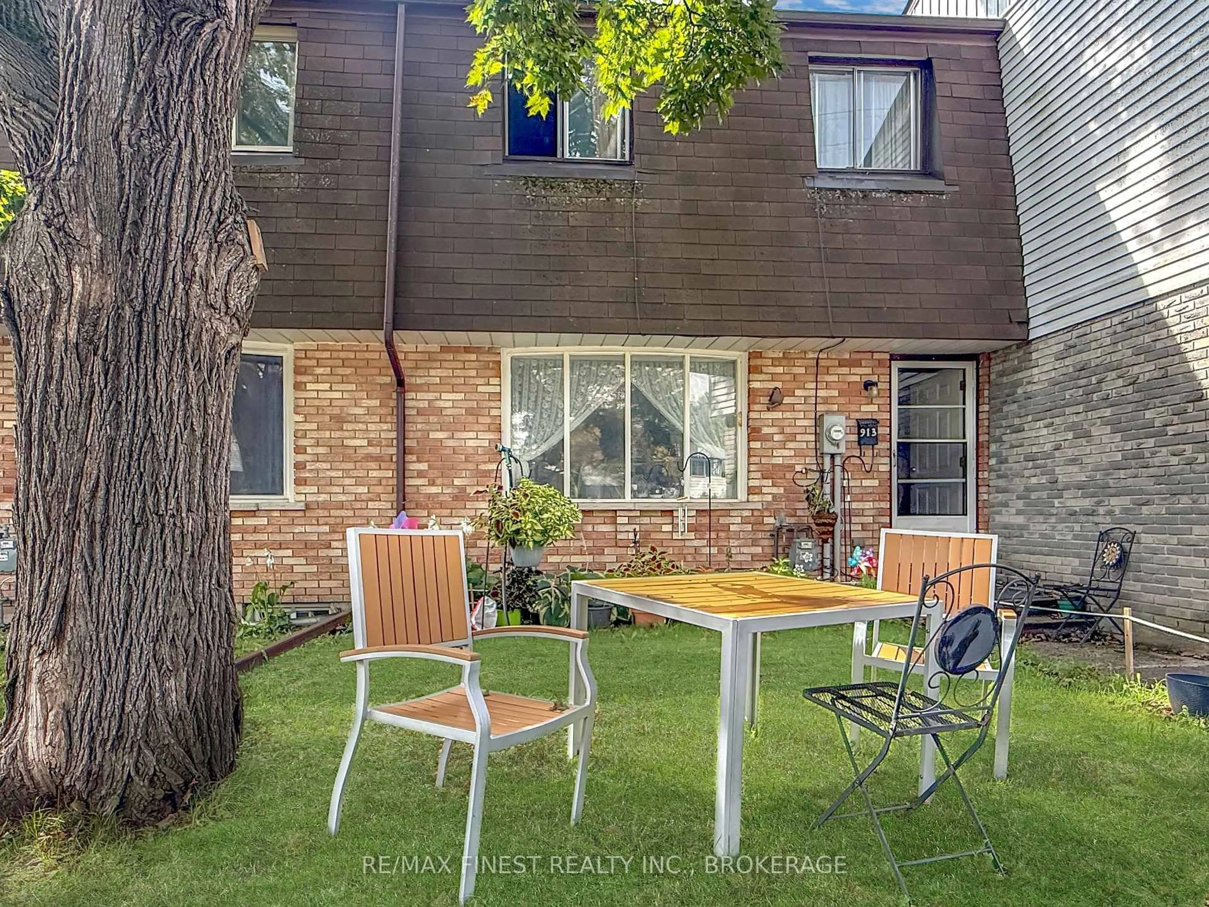 Patio, street for 913 Oakview Ave, Kingston Ontario K7M 6V4