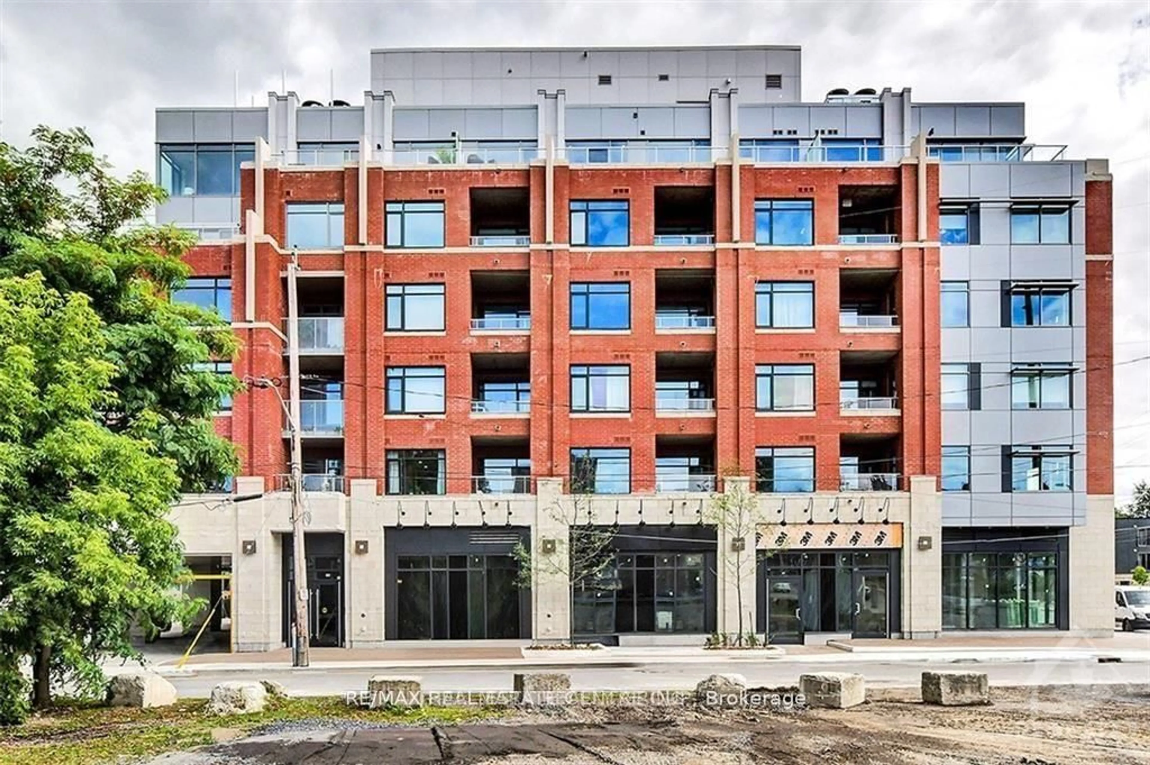 Patio, building for 60 SPRINGHURST Ave #405, Ottawa Ontario K1S 5V8