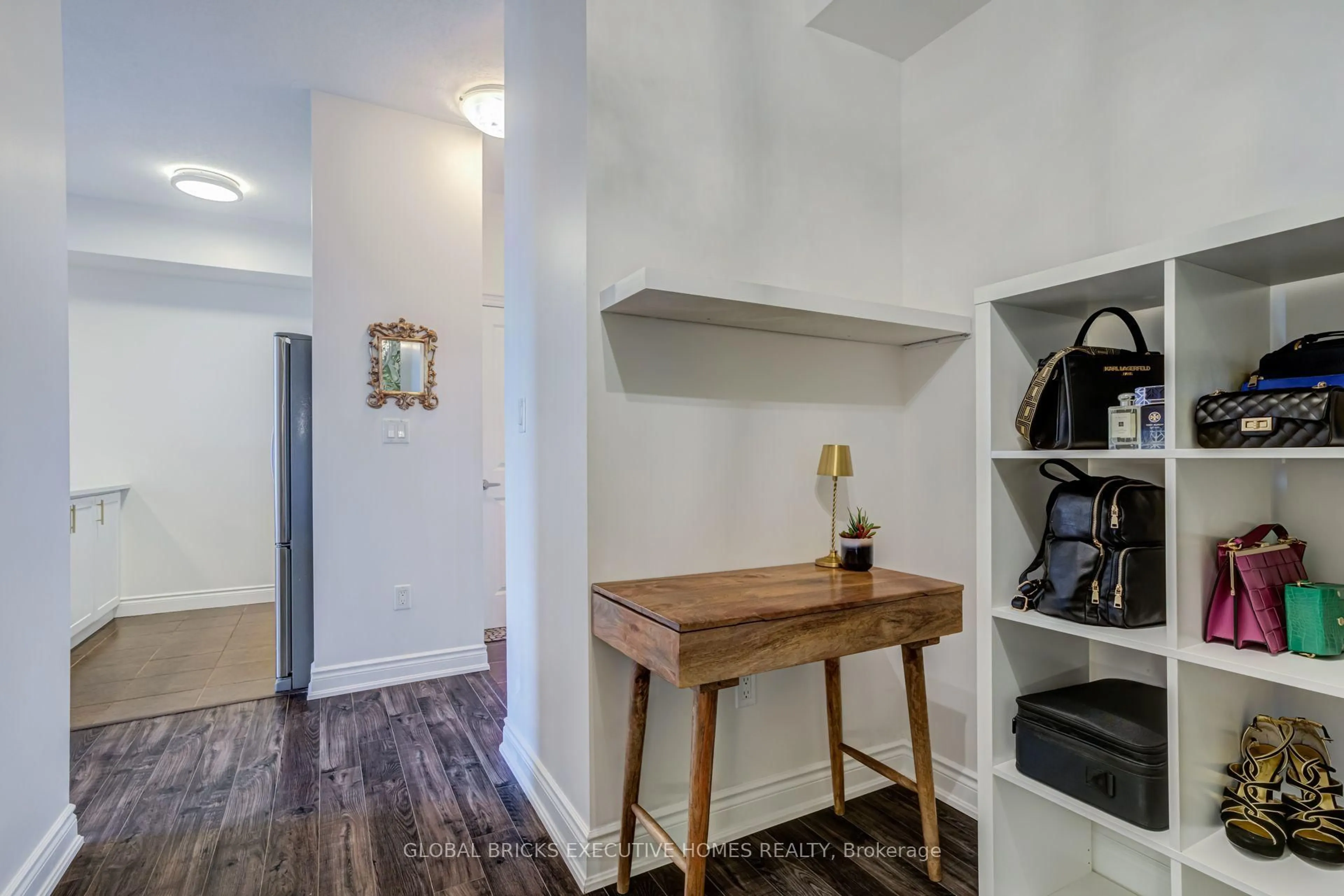 Indoor entryway for 35 Southshore Cres ##106, Hamilton Ontario L8E 0J2