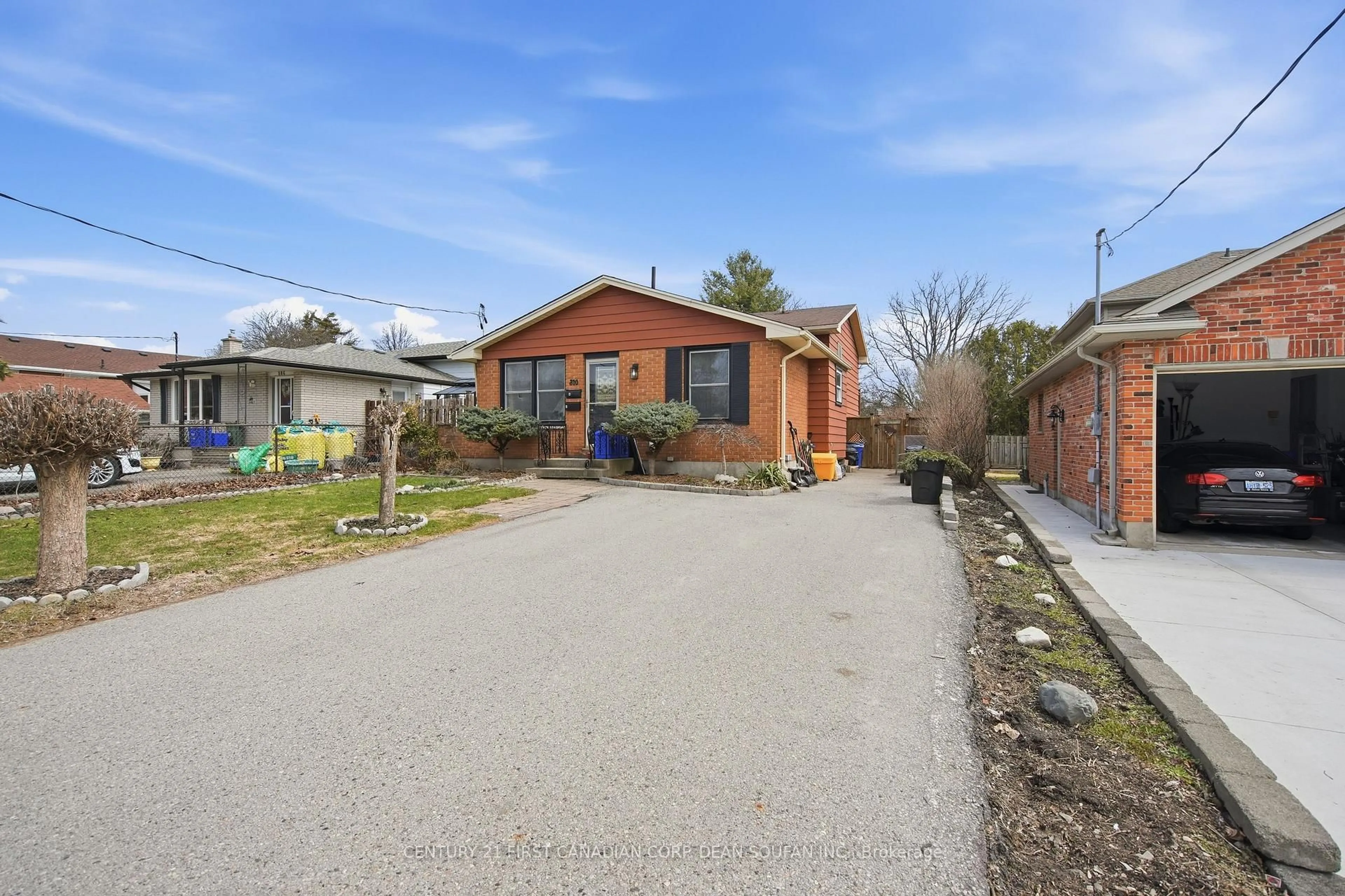 A pic from outside/outdoor area/front of a property/back of a property/a pic from drone, street for 810 Easy St, London South Ontario N6C 4Z6