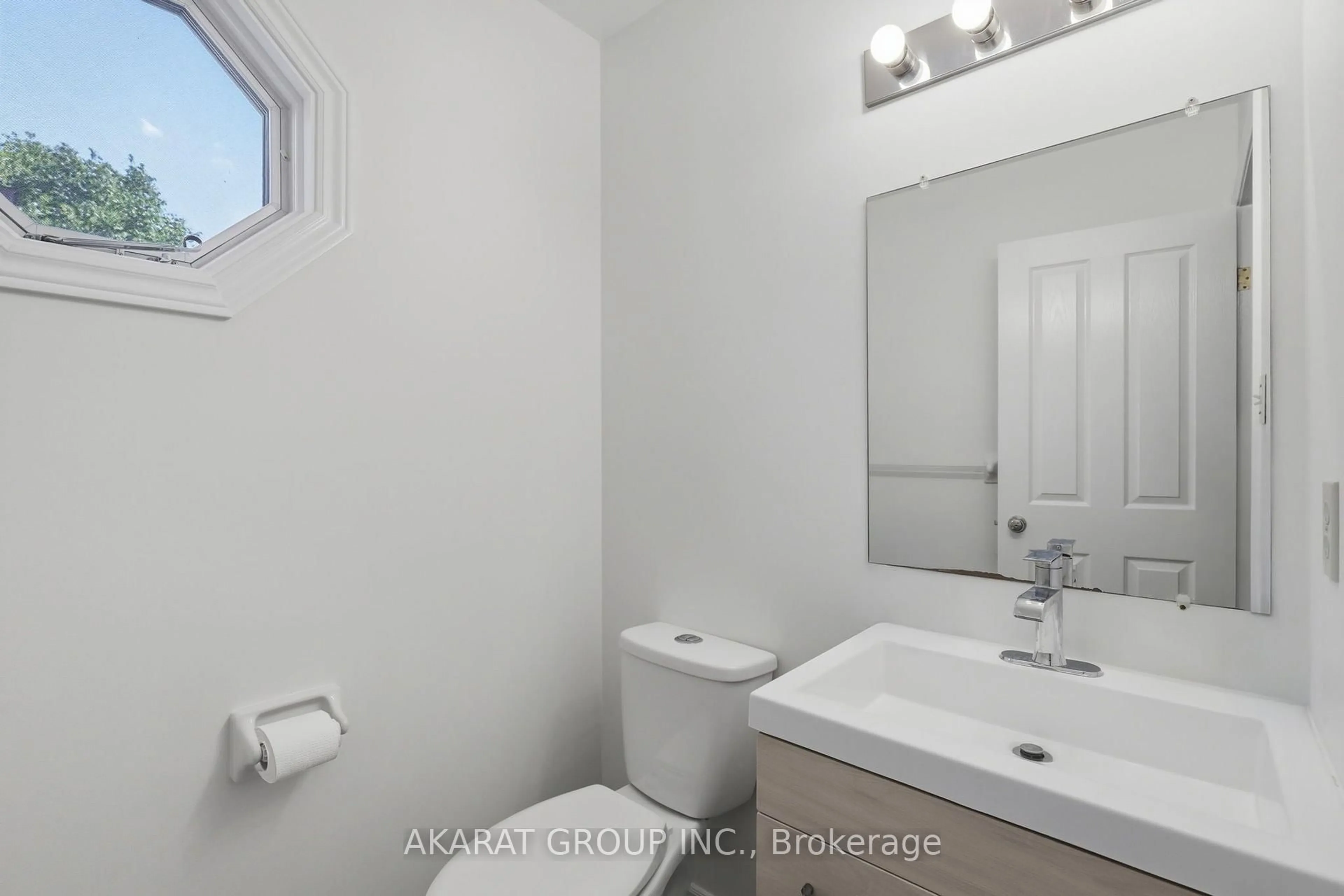 Standard bathroom, unknown for 70 Sunnyside Dr #9, London North Ontario N5X 3W4
