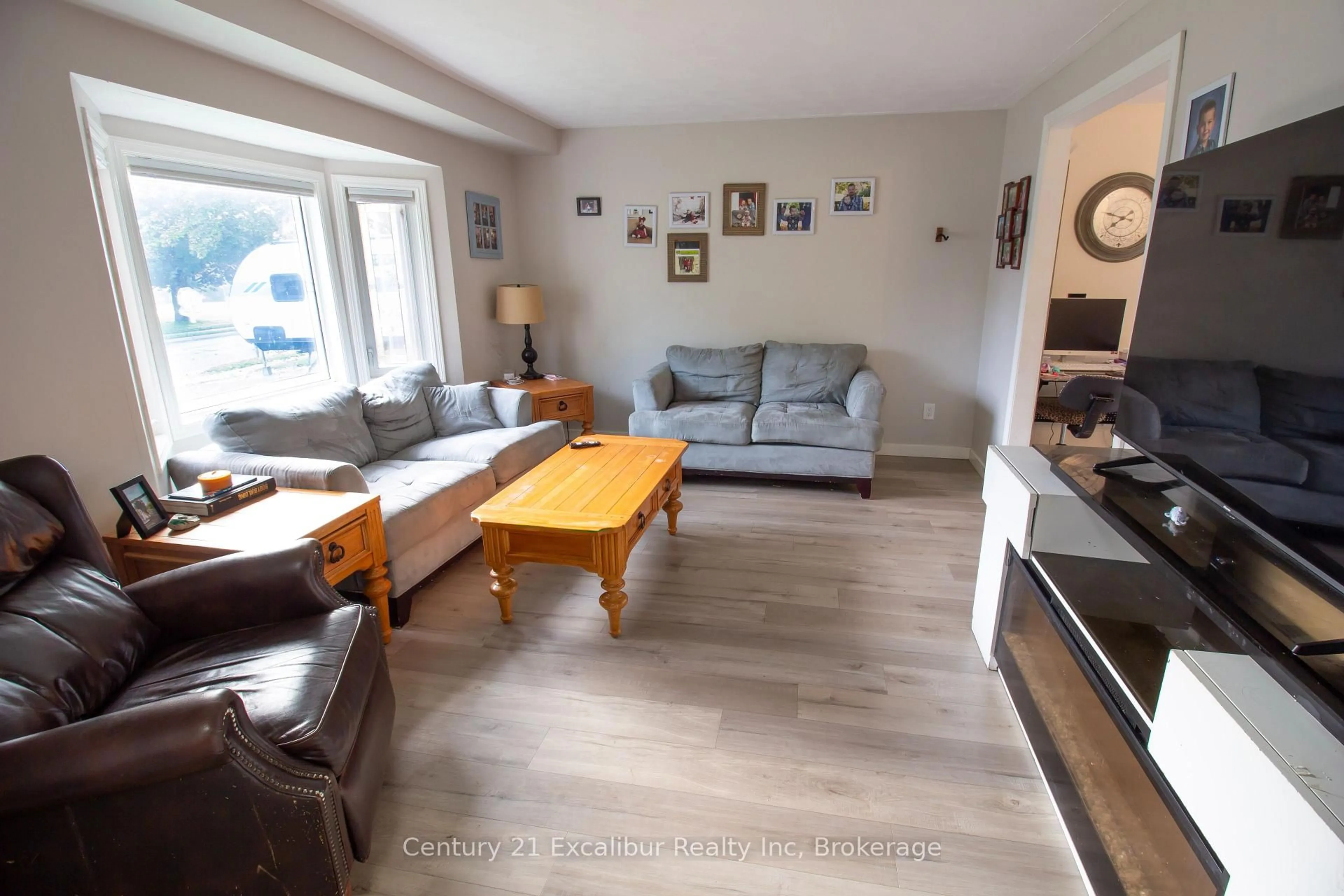 Living room with furniture, unknown for 517 Shortreed Ave, Centre Wellington Ontario N1M 3H4
