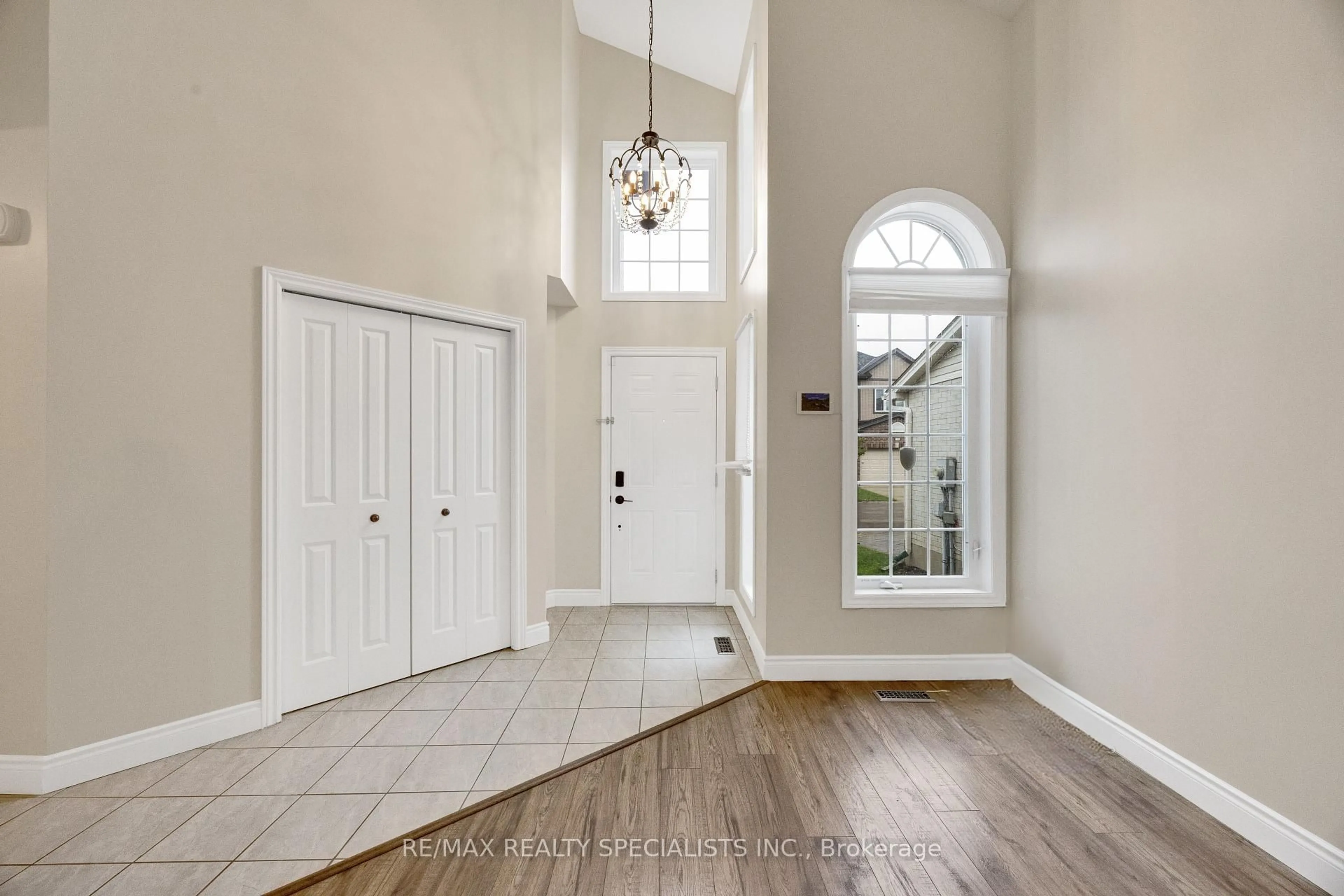 Indoor entryway for 3270 Singleton Ave #18, London South Ontario N6L 0E5