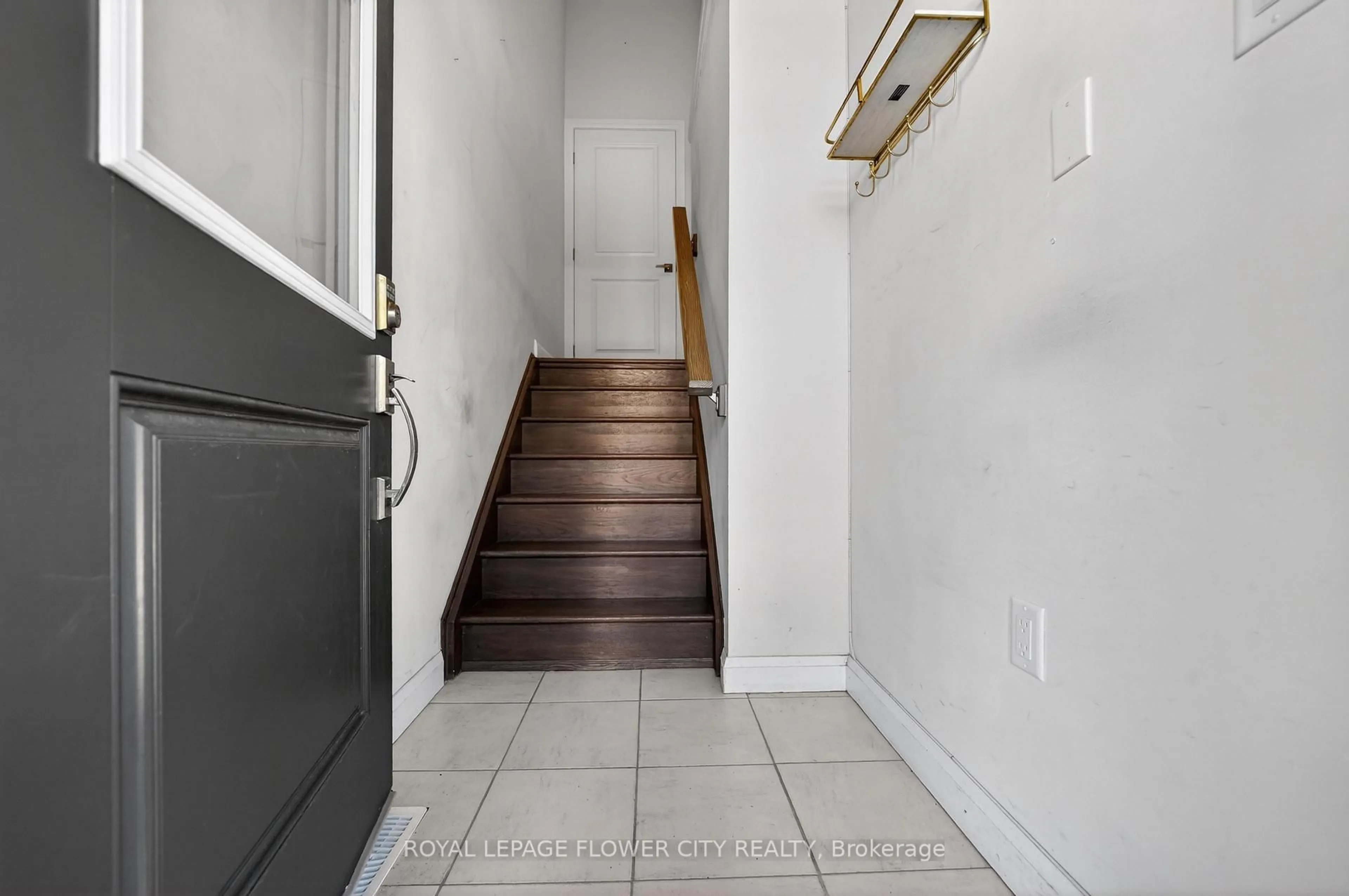 Indoor entryway for 1169 Garner Rd #28, Hamilton Ontario L9G 0G8