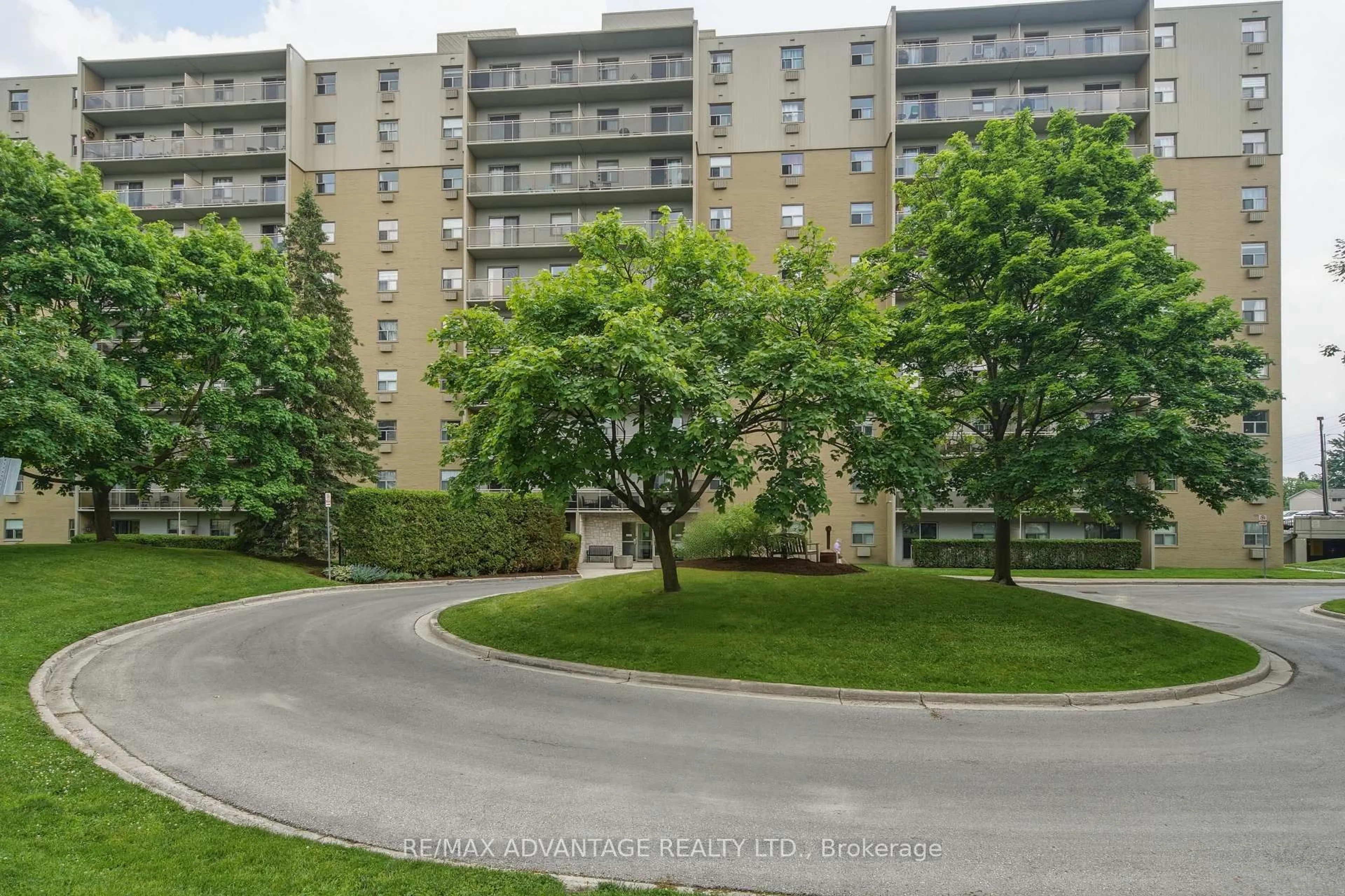 A pic from outside/outdoor area/front of a property/back of a property/a pic from drone, street for 931 Wonderland Rd #1005, London South Ontario N6K 2X6
