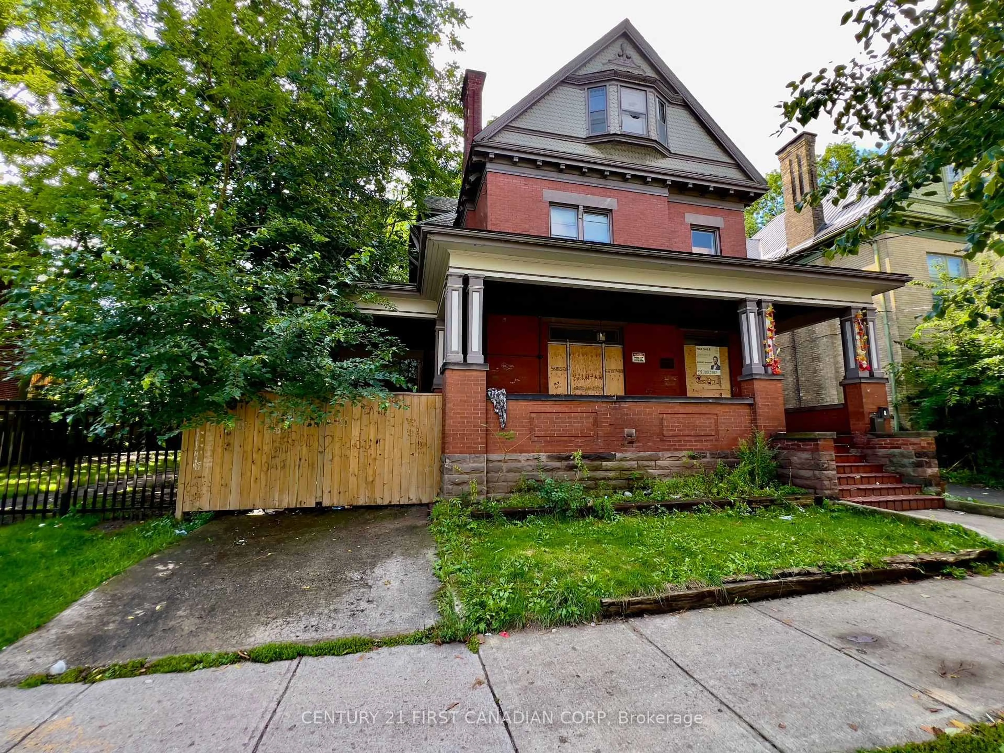 Home with brick exterior material, street for 575 QUEENS Ave, London East Ontario N6B 1Y9