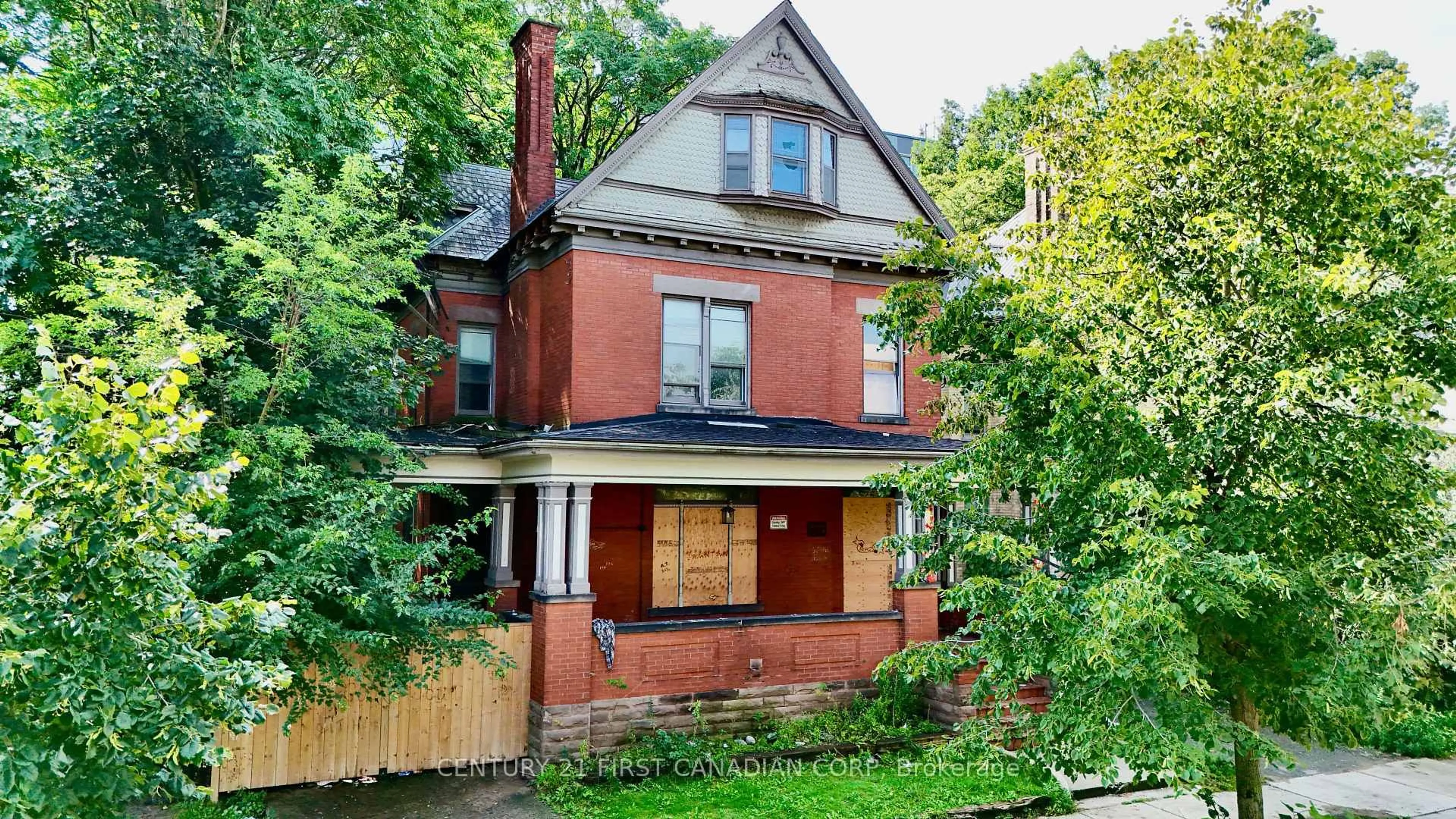 Home with brick exterior material, street for 575 QUEENS Ave, London East Ontario N6B 1Y9