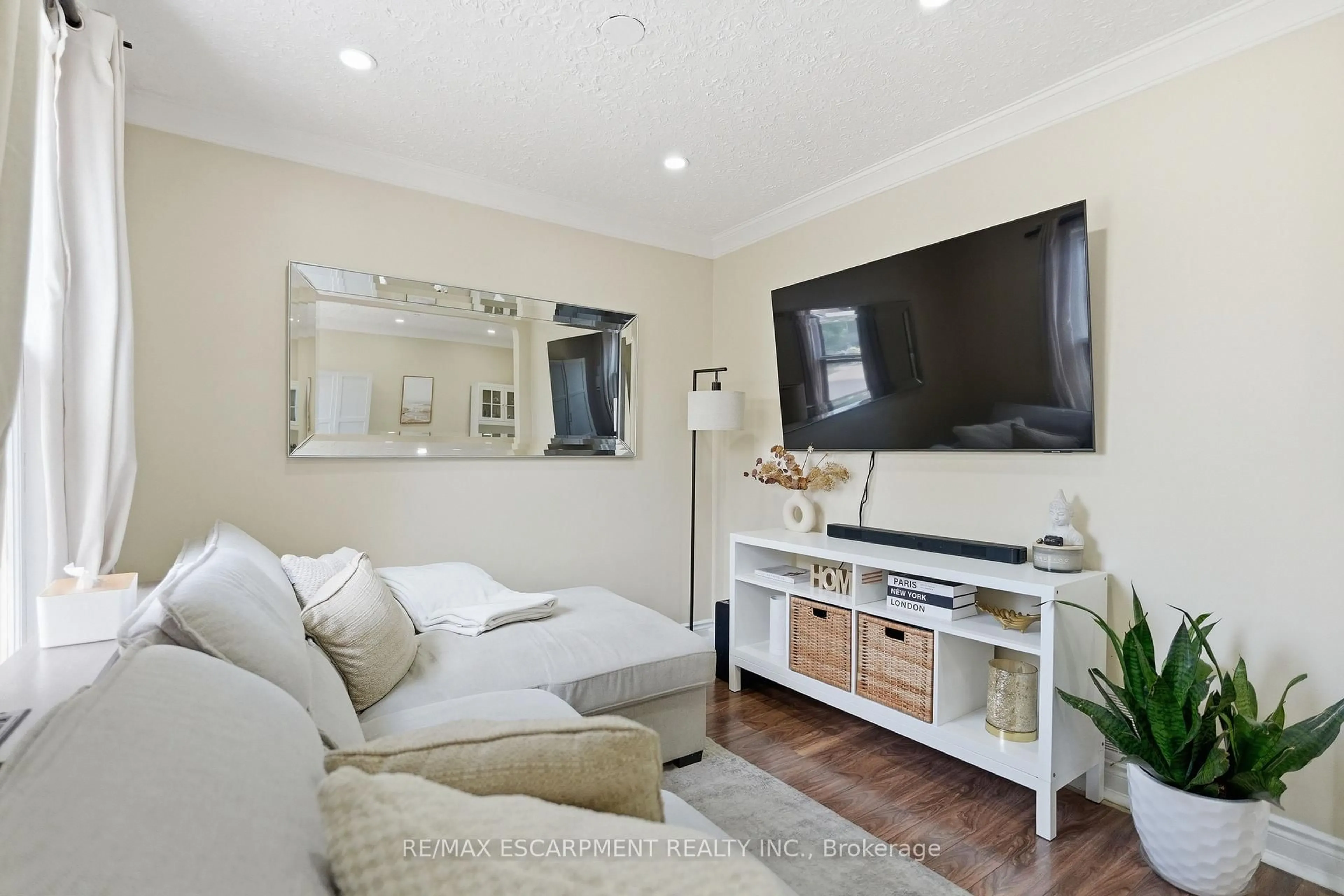 Home theater for 141 McAnulty Blvd, Hamilton Ontario L8H 3H6