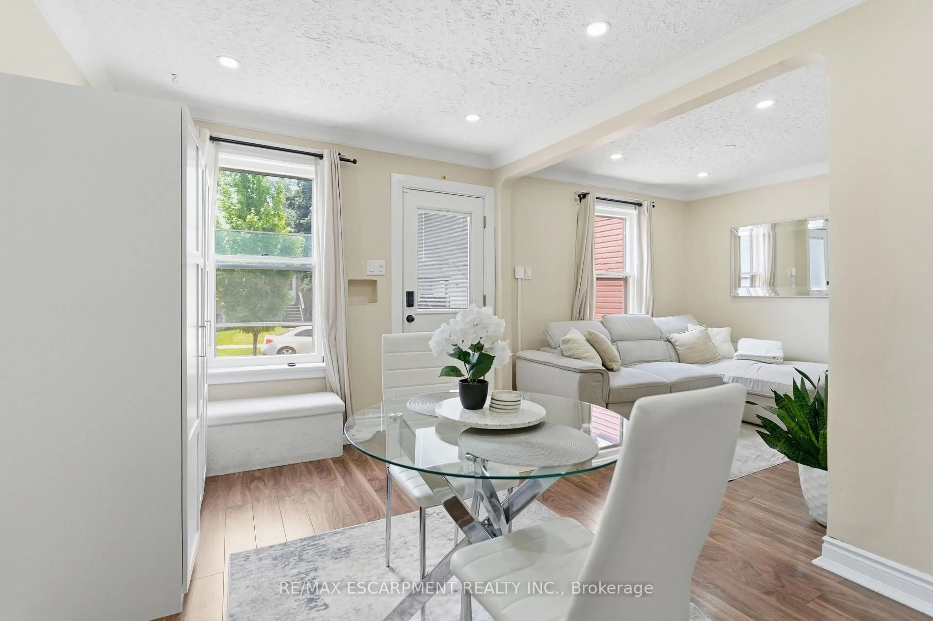Living room with furniture, unknown for 141 McAnulty Blvd, Hamilton Ontario L8H 3H6